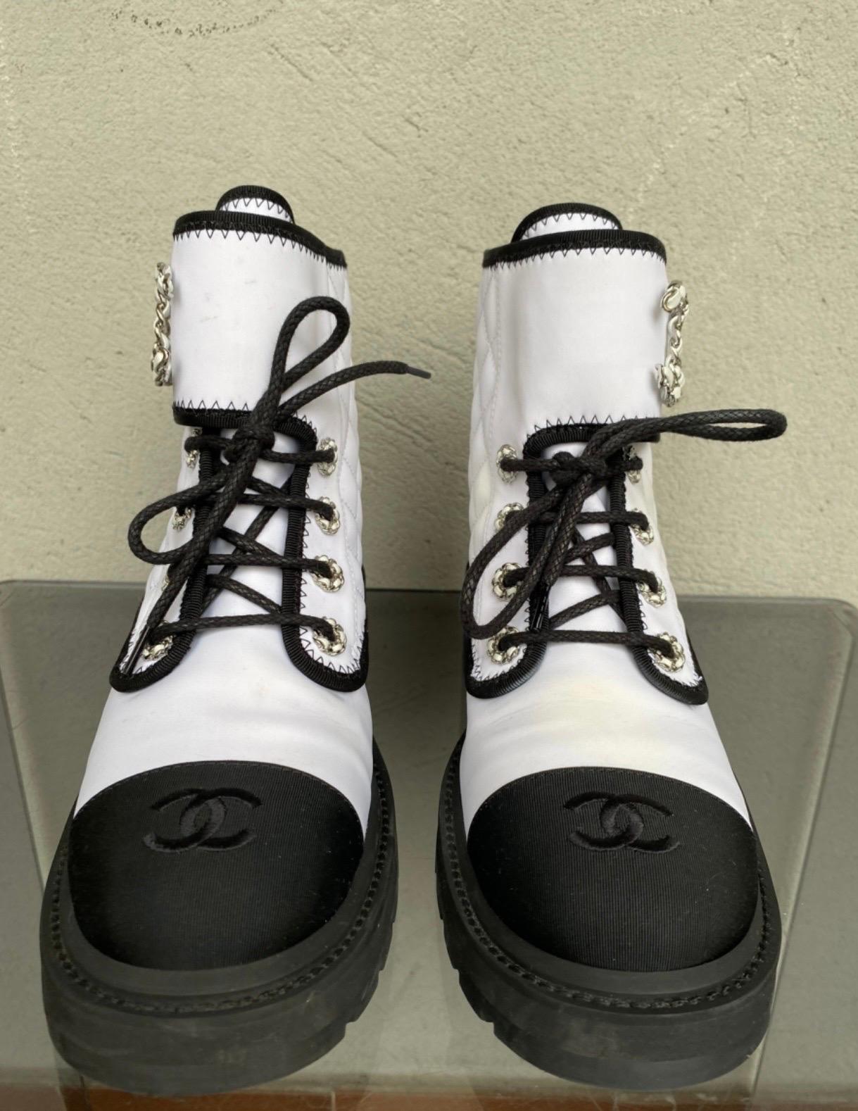 Chanel boot.
White quilted and black details. Laces closure. Italian number 39. Even though they haven’t been used a lot, they have a light yellow halo on the canva as can be seen from the photos. and two light dark marks on the tip. good general