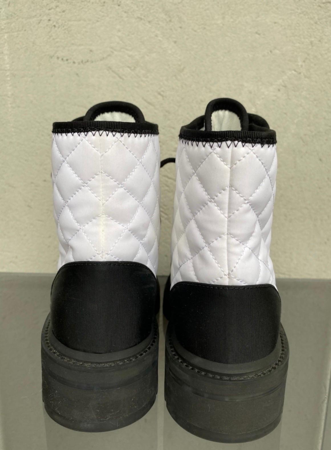 Chanel quilted black and white Boots In New Condition For Sale In Carnate, IT