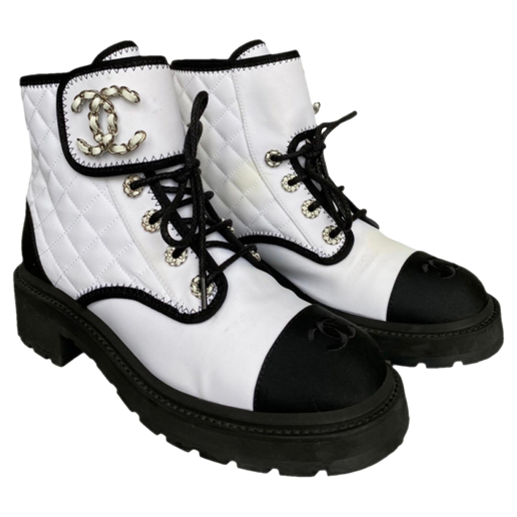 Stivali Chanel trapuntati in bianco e nero