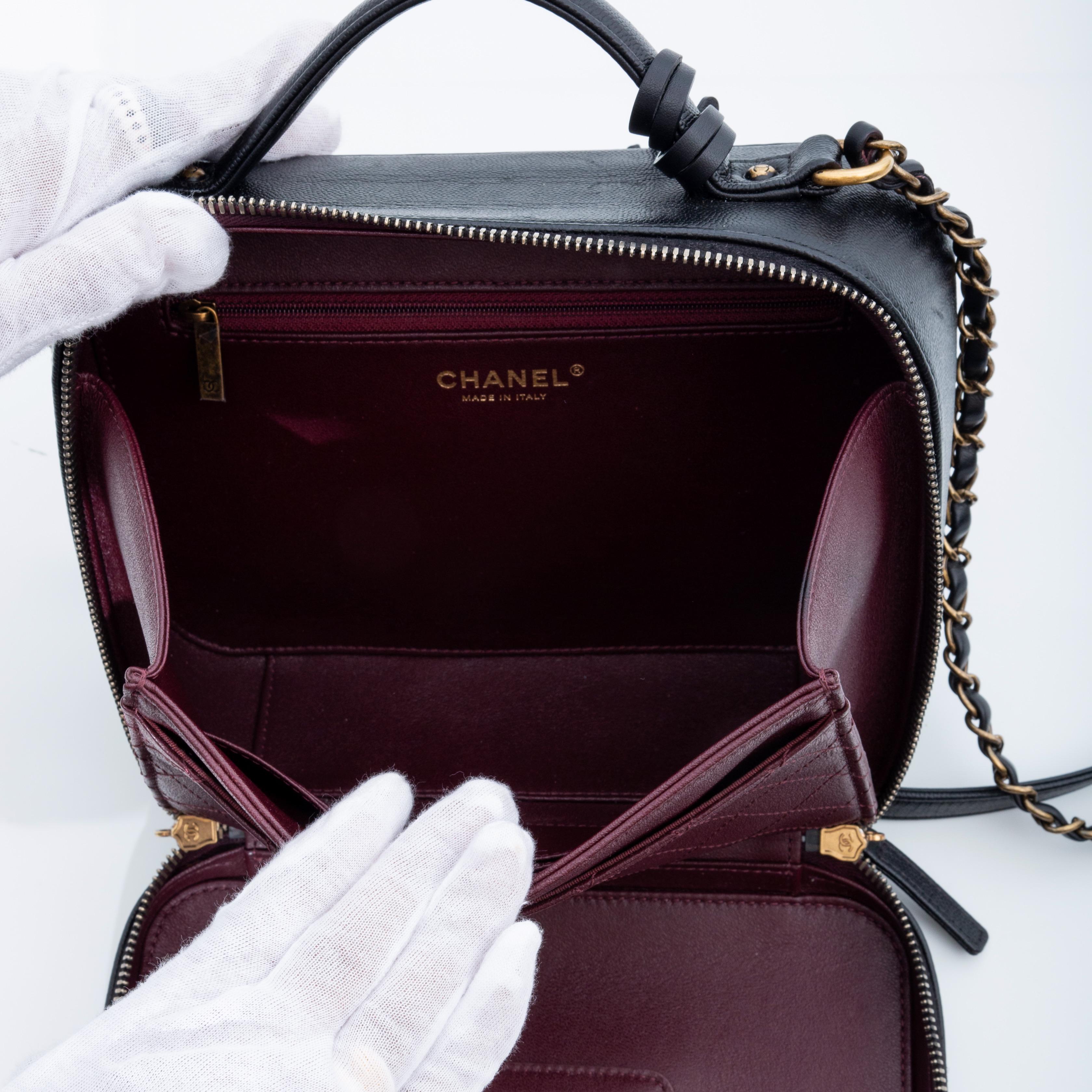 Chanel gesteppte schwarze CC Filigrane Kosmetiktasche in Kaviar 2018 (Schwarz) im Angebot