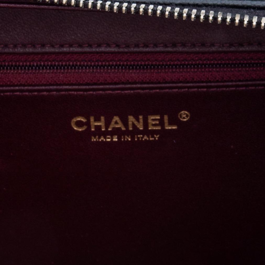 Chanel gesteppte schwarze CC Filigrane Kosmetiktasche in Kaviar 2018 im Zustand „Hervorragend“ im Angebot in Montreal, Quebec