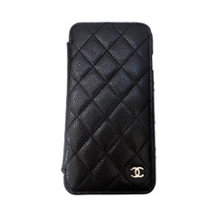 Etui porte-monnaie 'CC' pour Iphone 7+/8+ de Chanel en caviar noir matelassé