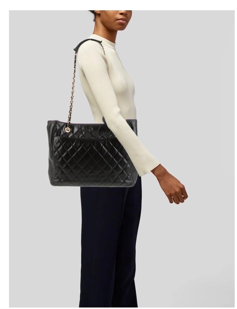 Chanel Bolso / Tote Acolchado Negro Piel Caviar, Cadena y Herrajes Dorados en venta 6