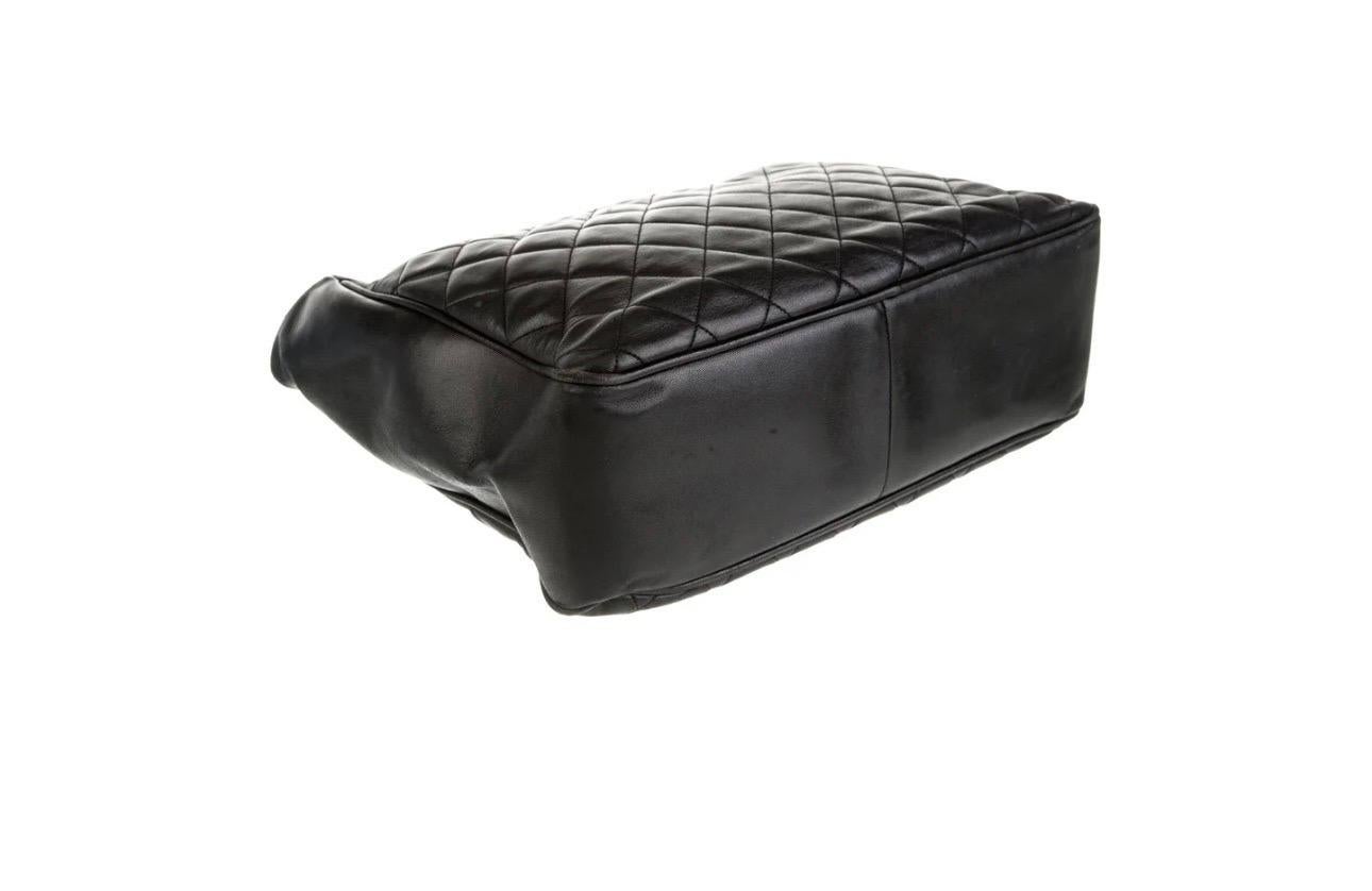 Chanel Bolso / Tote Acolchado Negro Piel Caviar, Cadena y Herrajes Dorados en venta 7