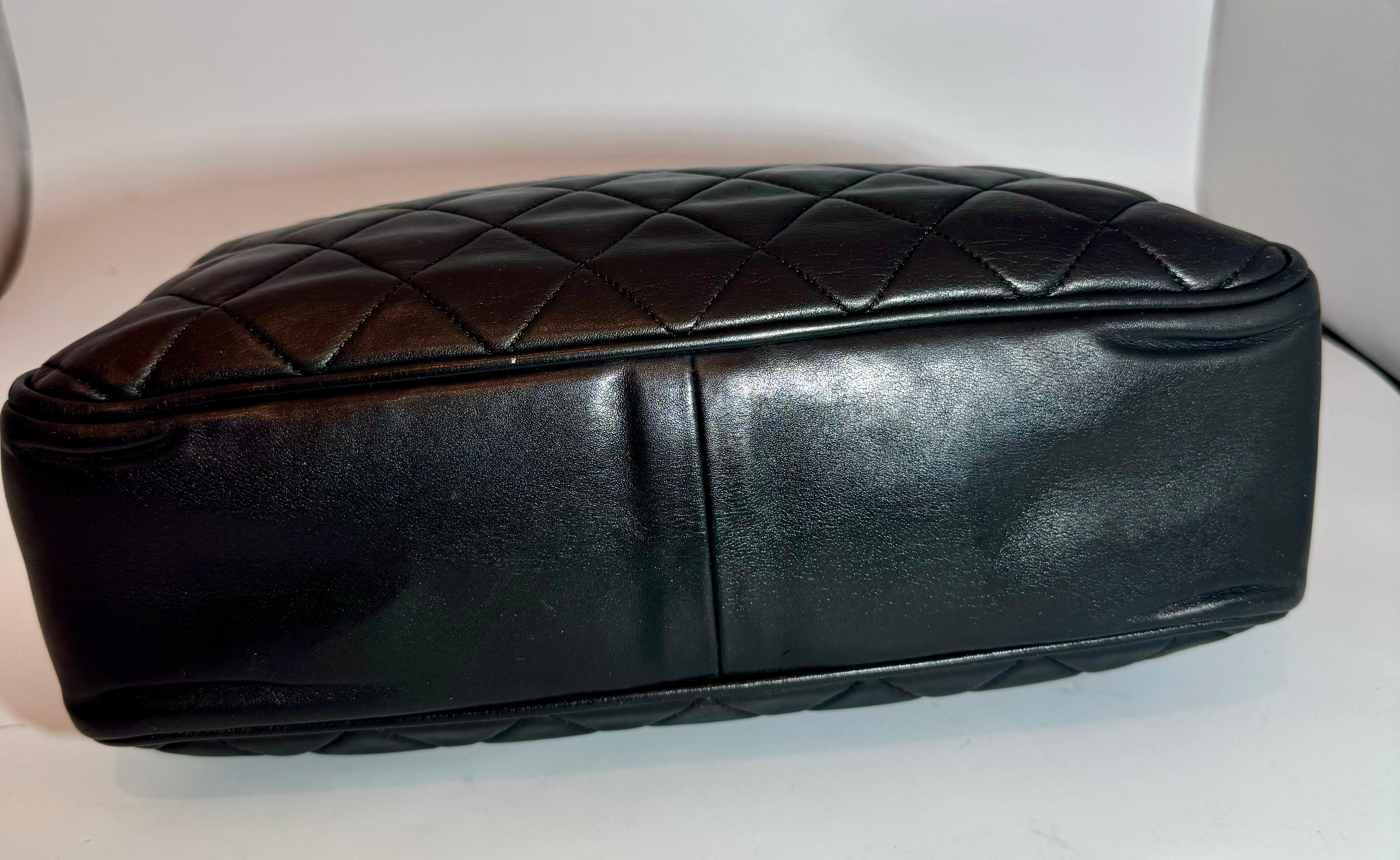 Chanel Bolso / Tote Acolchado Negro Piel Caviar, Cadena y Herrajes Dorados
Material: Piel
Vintage 
Código ID 0548030
Color: Negro
Descripción
Bolso Chanel
De la colección de Karl Lagerfeld de finales de los 80 y principios de los 90
Vintage
Piel de