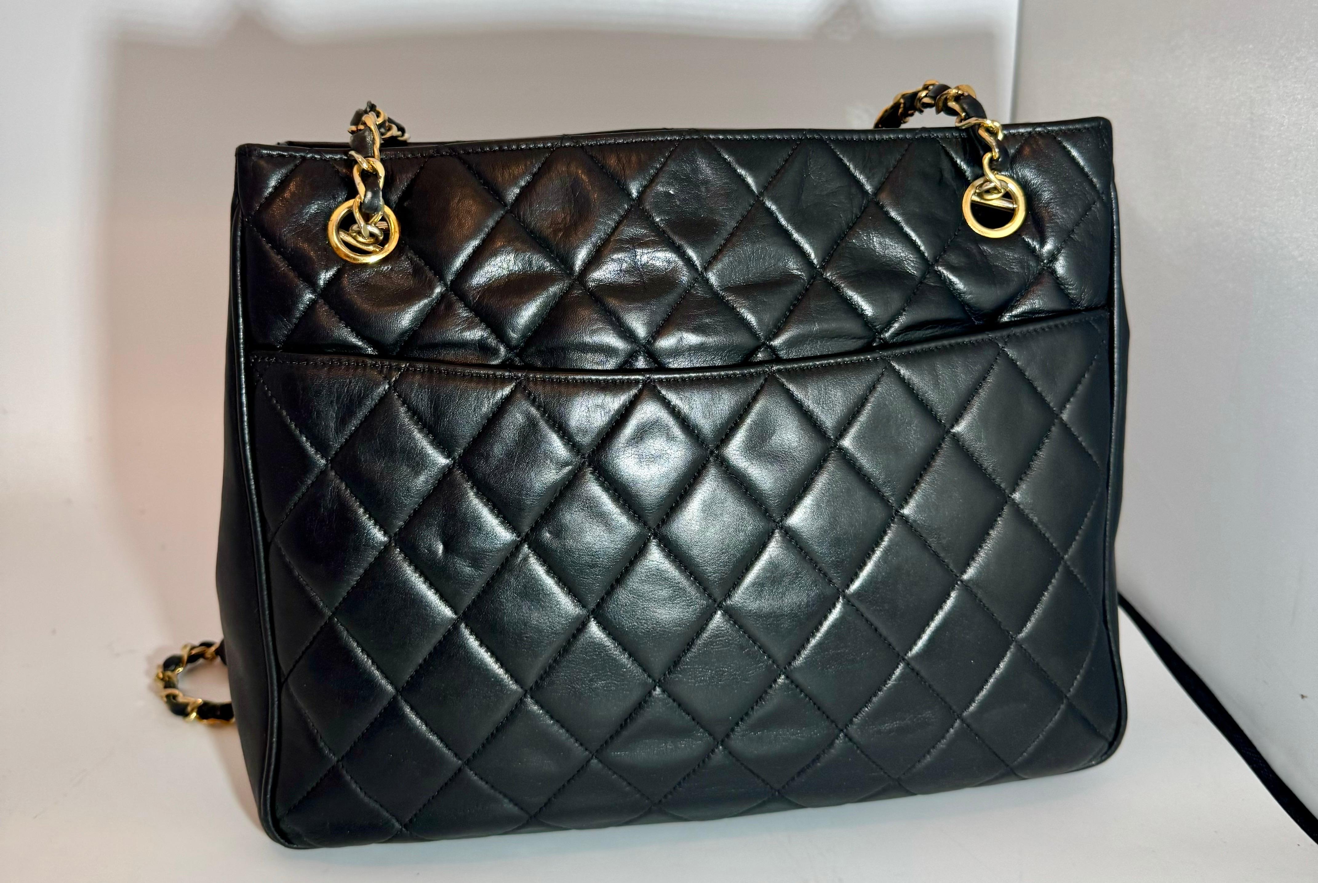 Chanel Bolso / Tote Acolchado Negro Piel Caviar, Cadena y Herrajes Dorados en Excelente estado para la venta en New York, NY