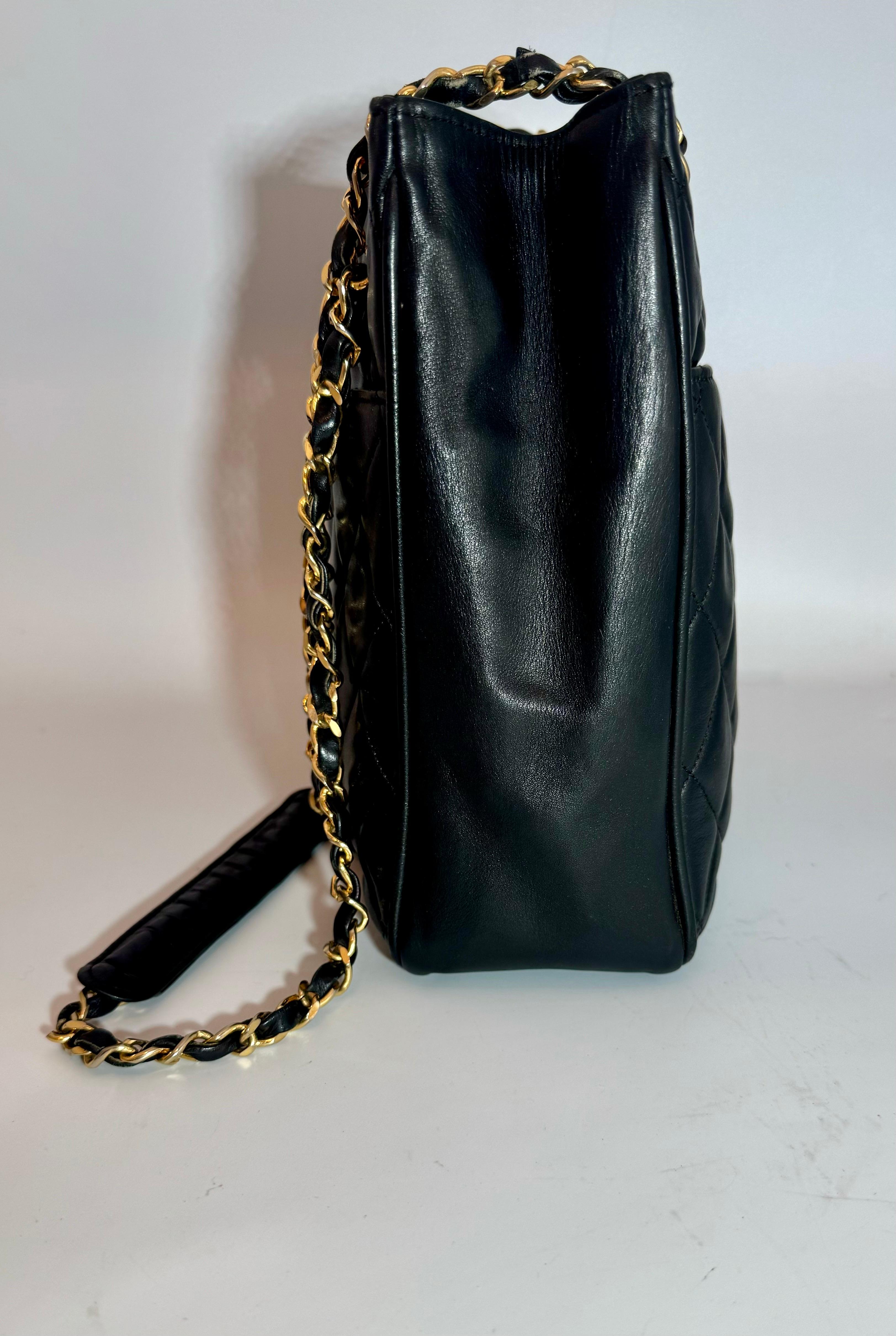 De las mujeres Chanel Bolso / Tote Acolchado Negro Piel Caviar, Cadena y Herrajes Dorados en venta