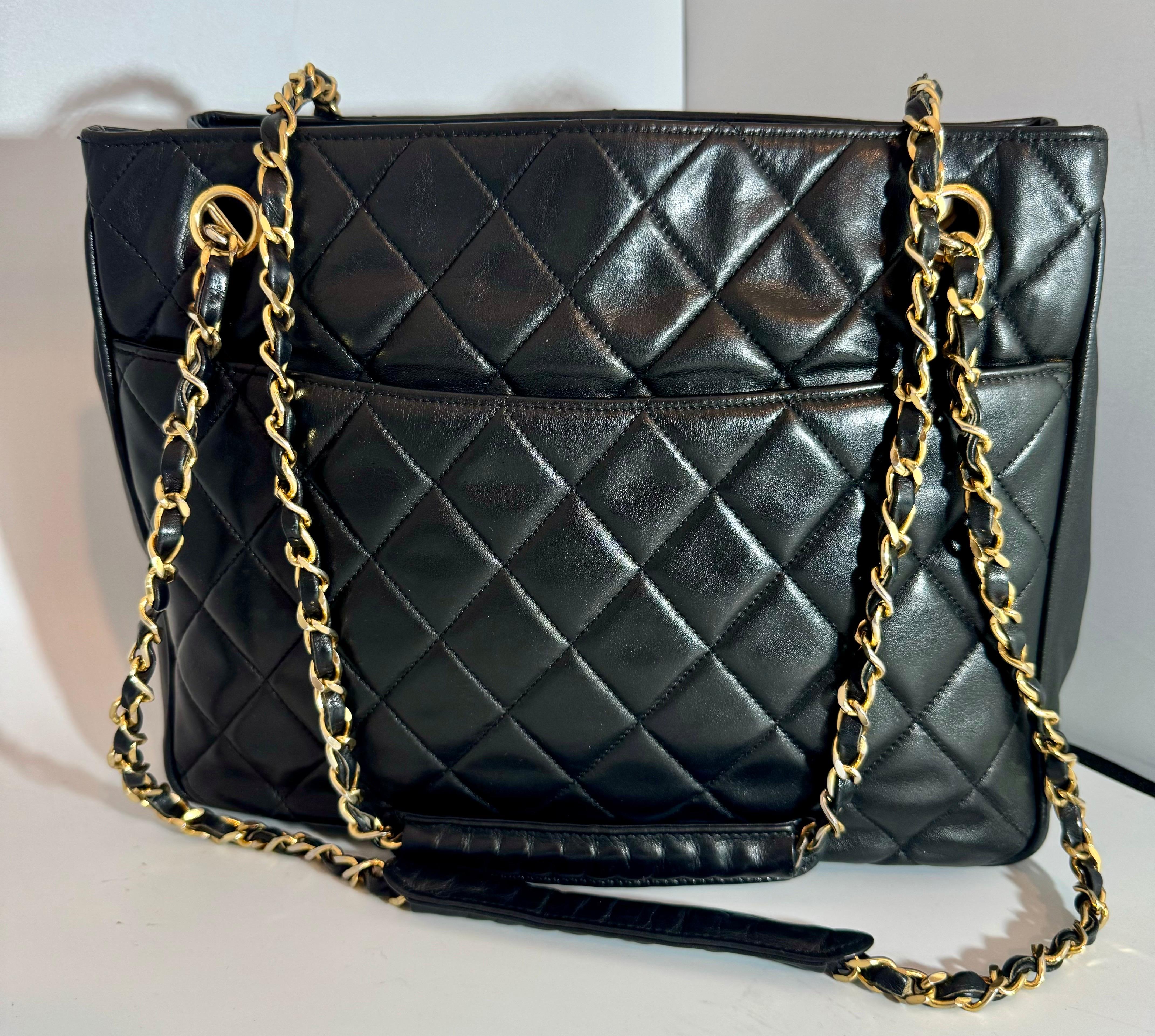 Chanel Bolso / Tote Acolchado Negro Piel Caviar, Cadena y Herrajes Dorados en venta 1