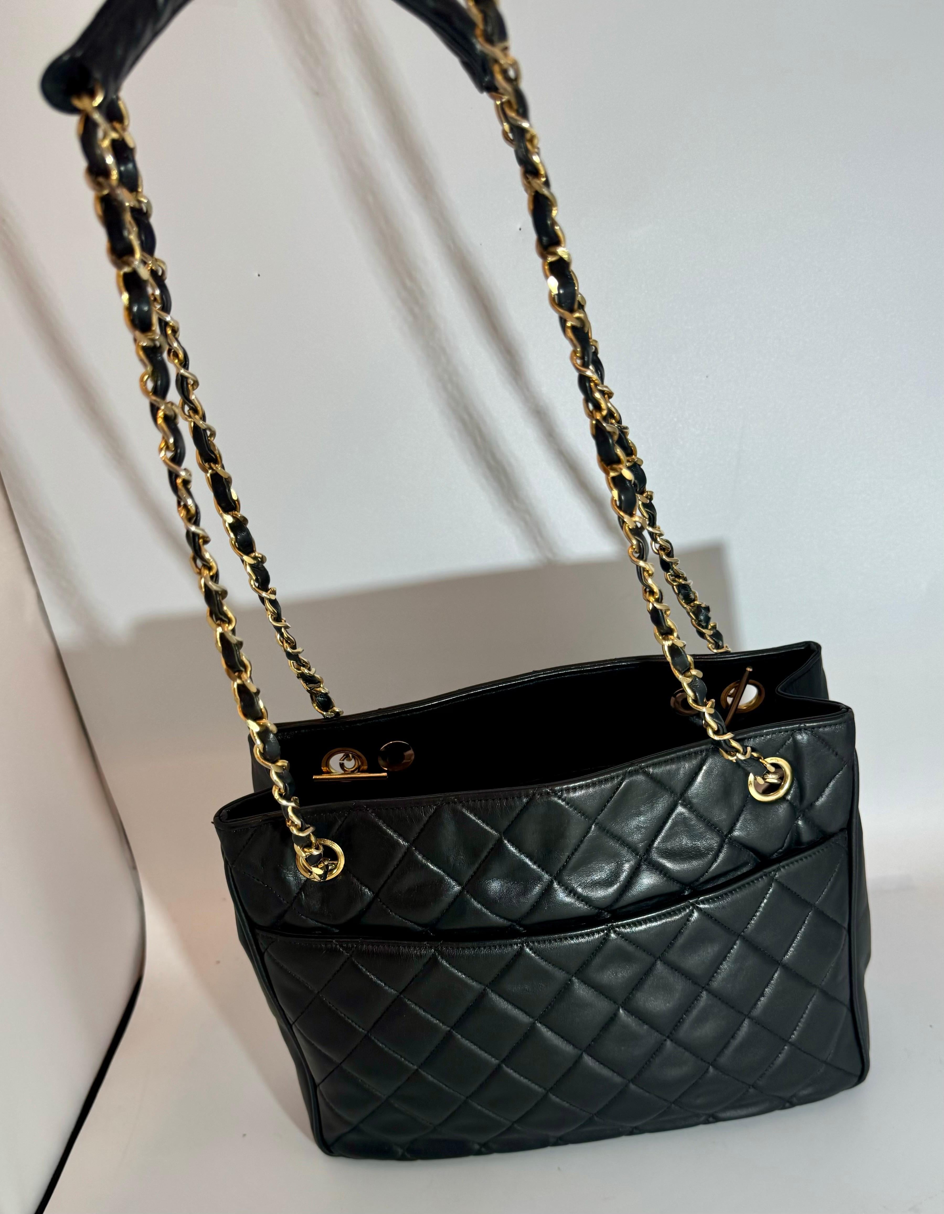 Chanel Bolso / Tote Acolchado Negro Piel Caviar, Cadena y Herrajes Dorados en venta 3