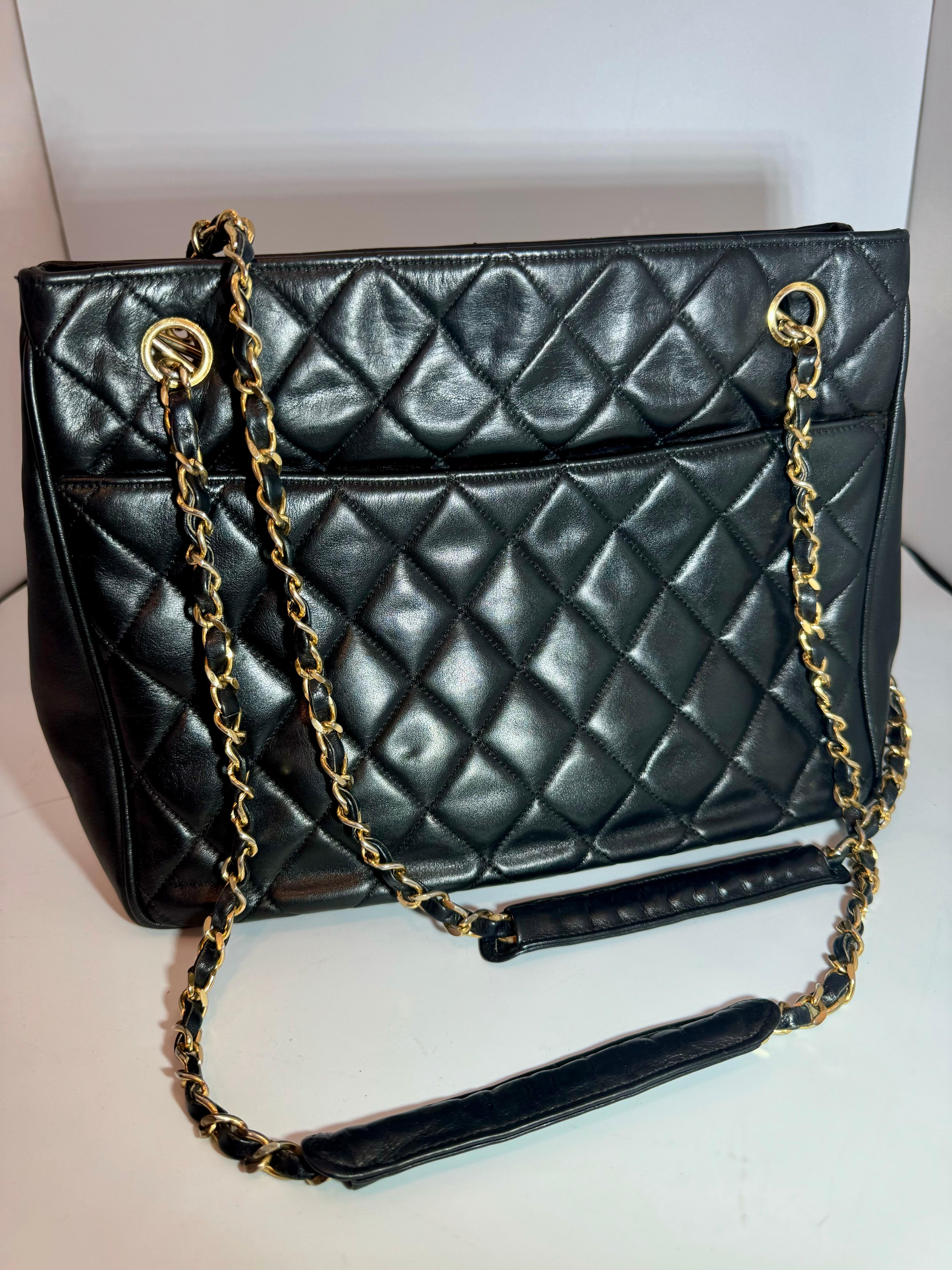 Chanel Bolso / Tote Acolchado Negro Piel Caviar, Cadena y Herrajes Dorados en venta 4