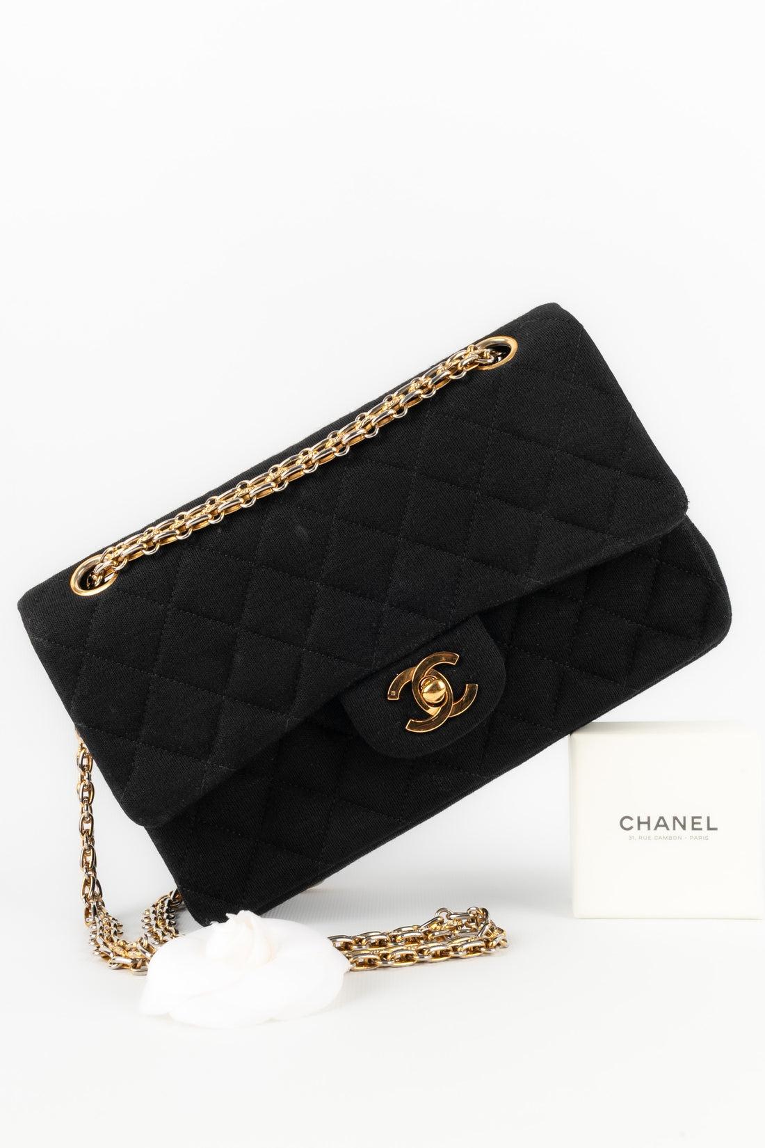 Chanel - Quilted black fabric Timeless bag with golden metal elements. Serial number. 1991/1994 Collection. To be noted, a few stains inside.

Additional information:
Condition: Very good condition
Dimensions: Height: 15 cm - Length: 22 cm - Depth: