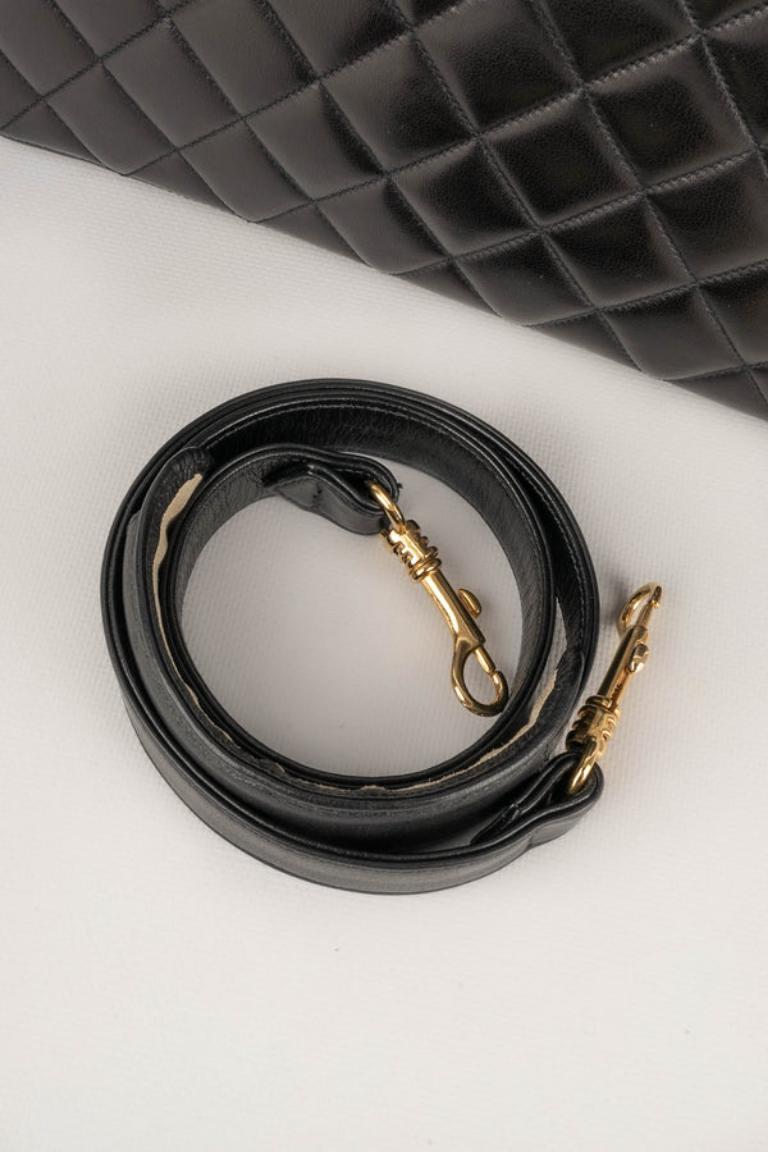 Bolso de negocios Chanel acolchado de piel de cordero negra, circa 1990 en venta 7