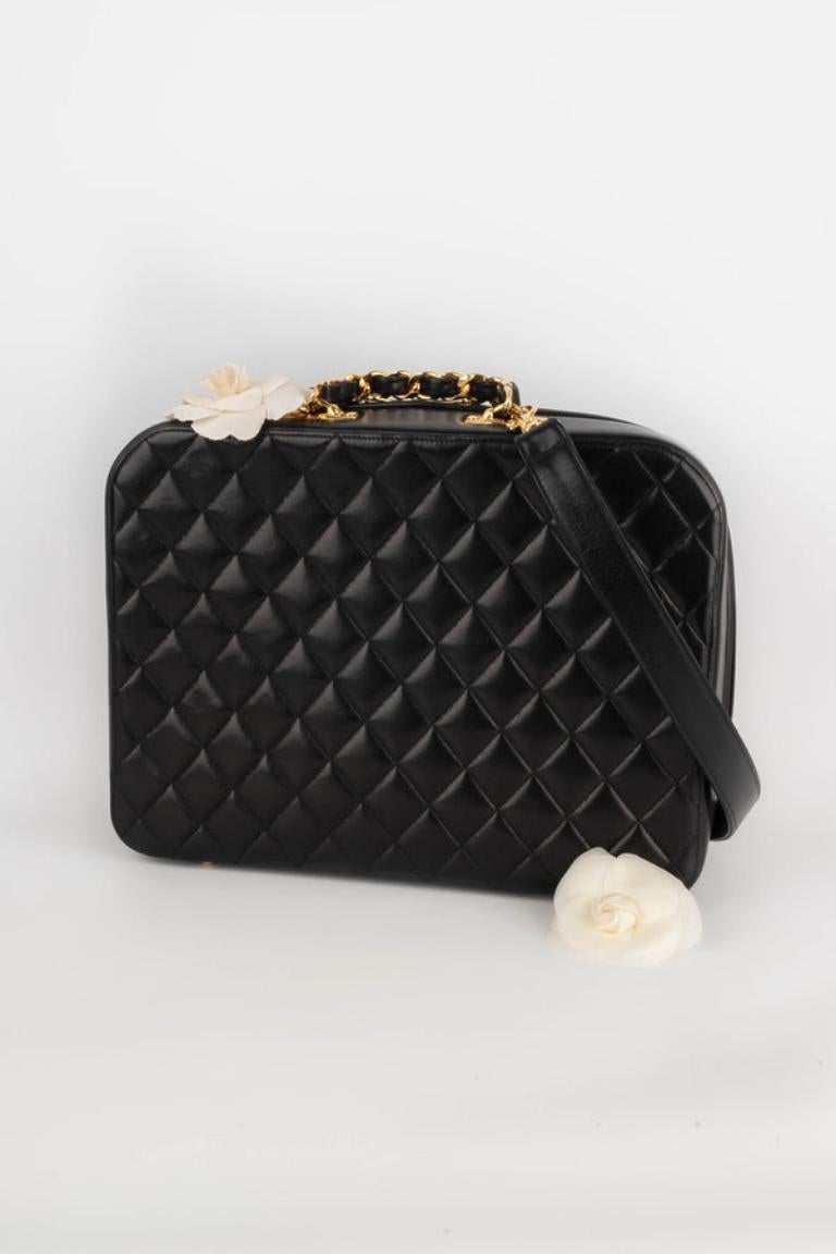 Chanel - (Made in Italy) Bolso Business acolchado de piel de cordero negra con elementos metálicos dorados. 1990 Circa.

Más información: 
Estado: Muy buen estado
Dimensiones: Longitud: 33 cm - Altura: 25 cm - Profundidad: 7,5 cm - Longitud del asa: