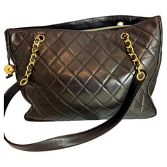 Chanel Gesteppte Schwarze Lammhaut Große Grand Shopper Ketten-Tasche, Goldene Hardware