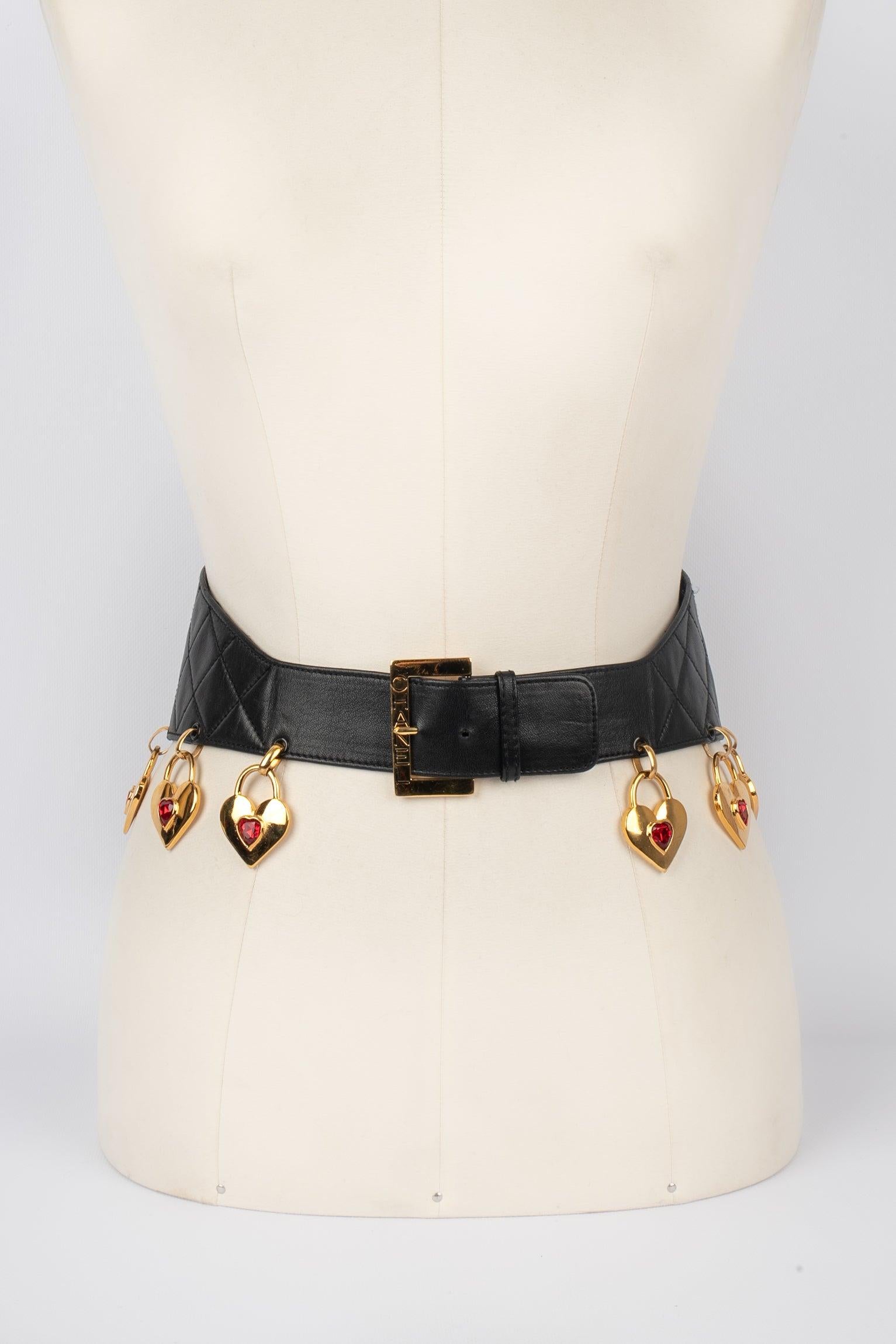 Chanel- (Made in France) Quilted black leather belt ornamented with golden metal heart charms topped with red rhinestones.

Additional information:
Condition: Good condition
Dimensions: Length: 69 cm to 71 cm

Seller Reference: CCB34

