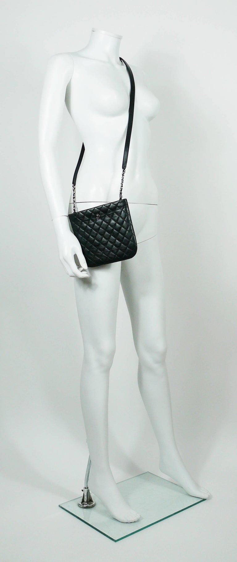 Chanel Gesteppt Schwarz Leder Mitarbeiter Uniform Crossbody Bag