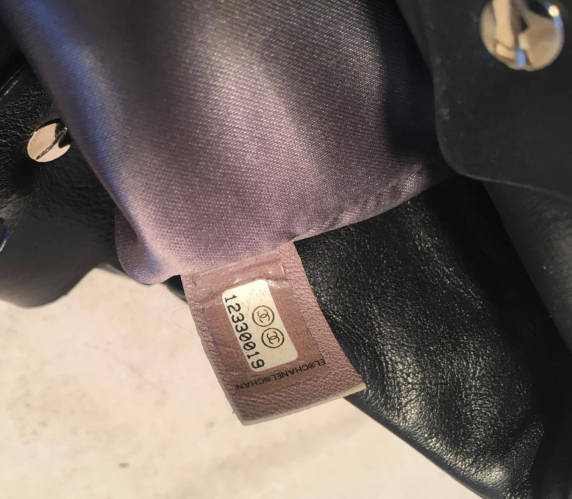 Chanel Gesteppte Tragetasche aus schwarzem Leder mit Gitterfront im Angebot 4