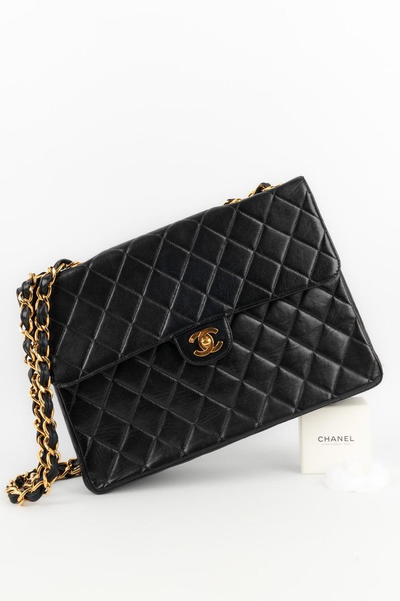 Chanel - (Made in France) Quilted black leather Timeless bag with golden metal elements. Serial number. 2000/2002 Collection.

Additional information:
Condition: Very good condition
Dimensions: Length: 30 cm - Height: 22 cm - Depth: 8 cm - Handle: