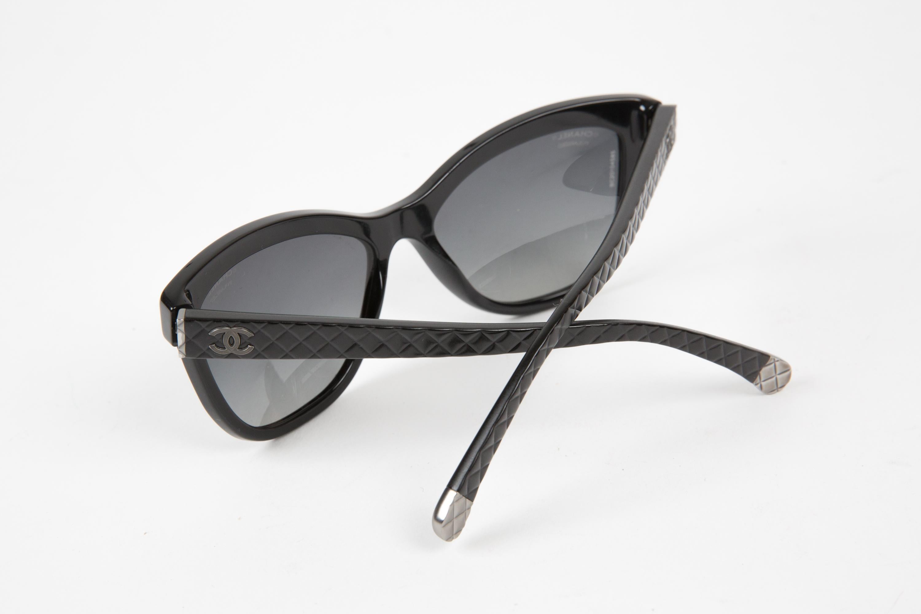 Noir Lunettes de soleil noires matelassées Chanel en vente