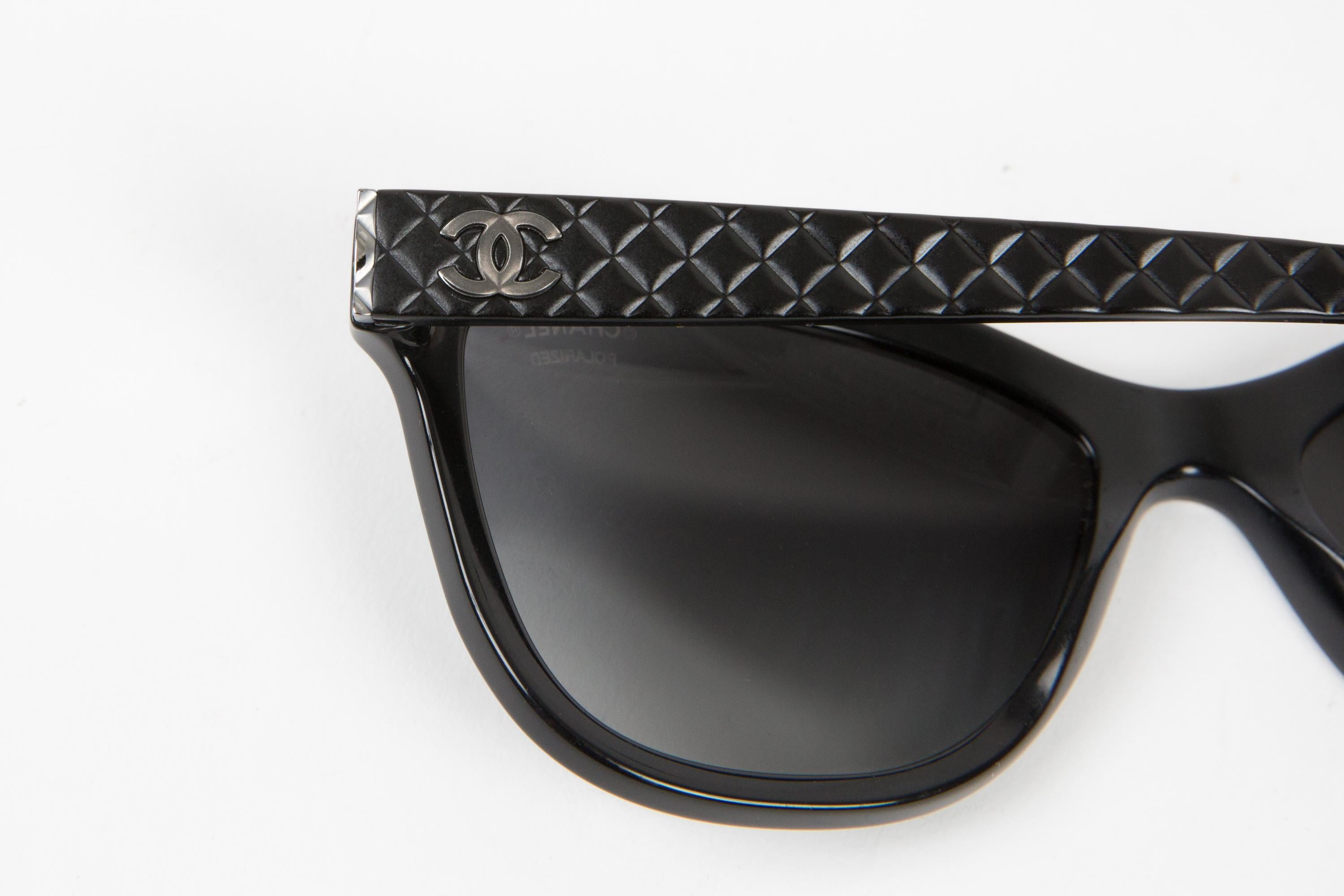 Lunettes de soleil noires matelassées Chanel Bon état - En vente à Paris, FR