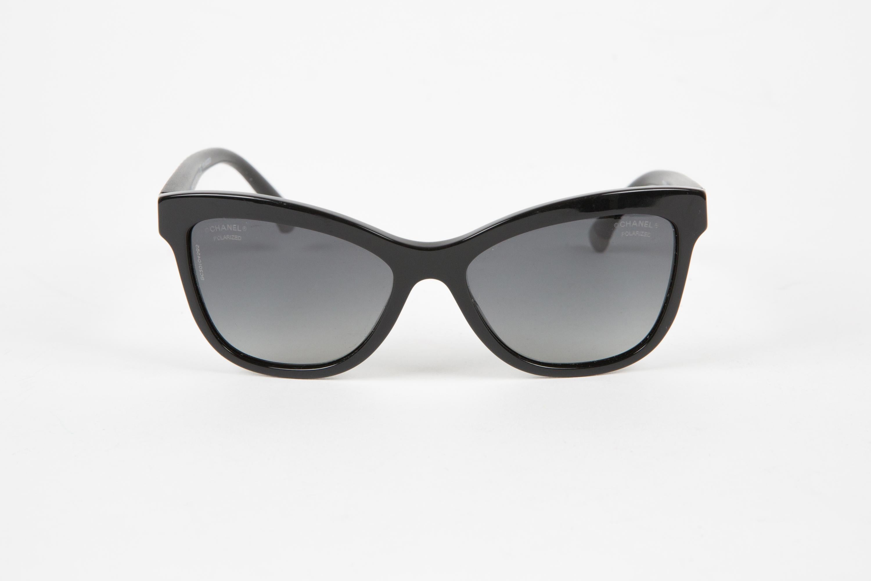 Lunettes de soleil noires matelassées Chanel Pour femmes en vente