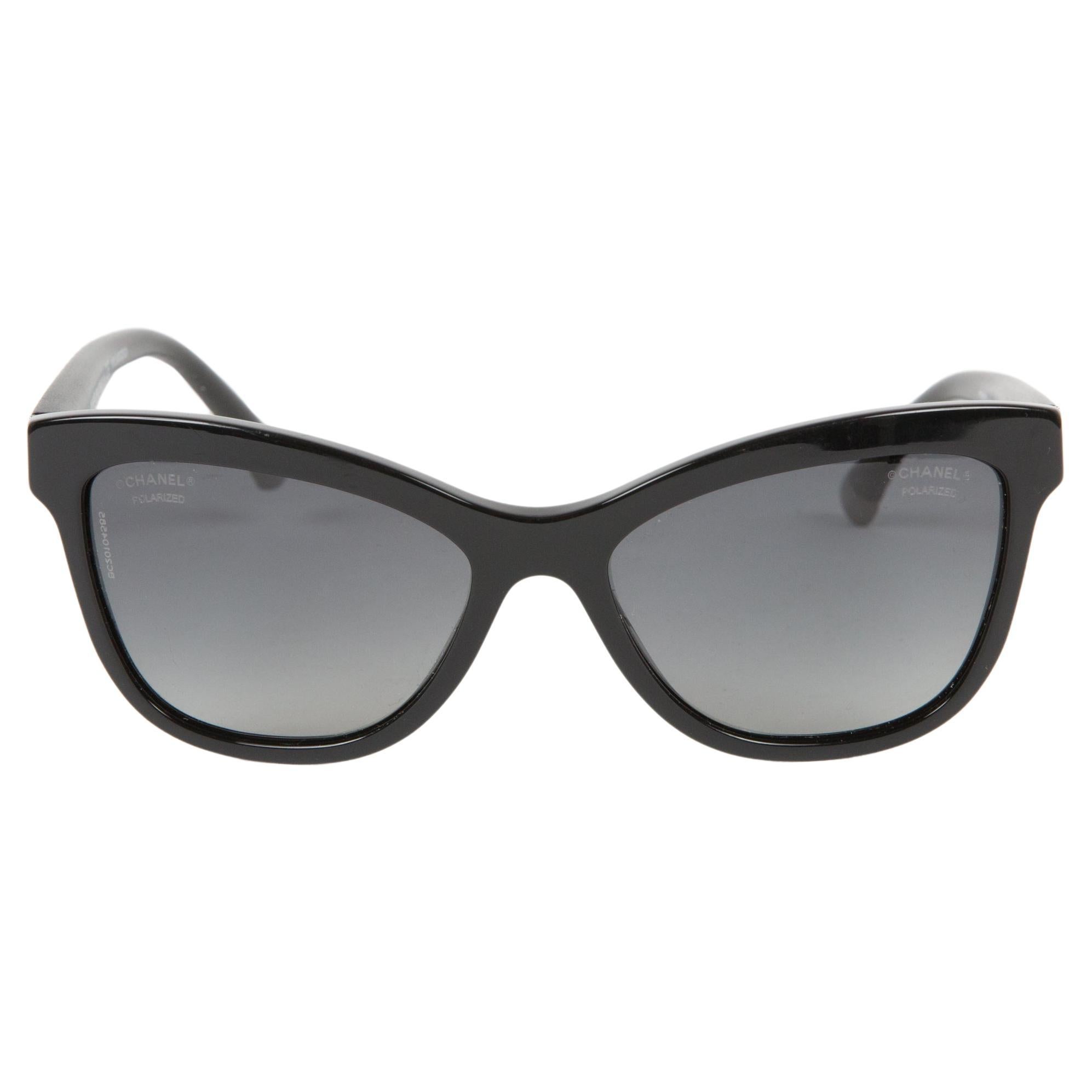 Lunettes de soleil noires matelassées Chanel en vente