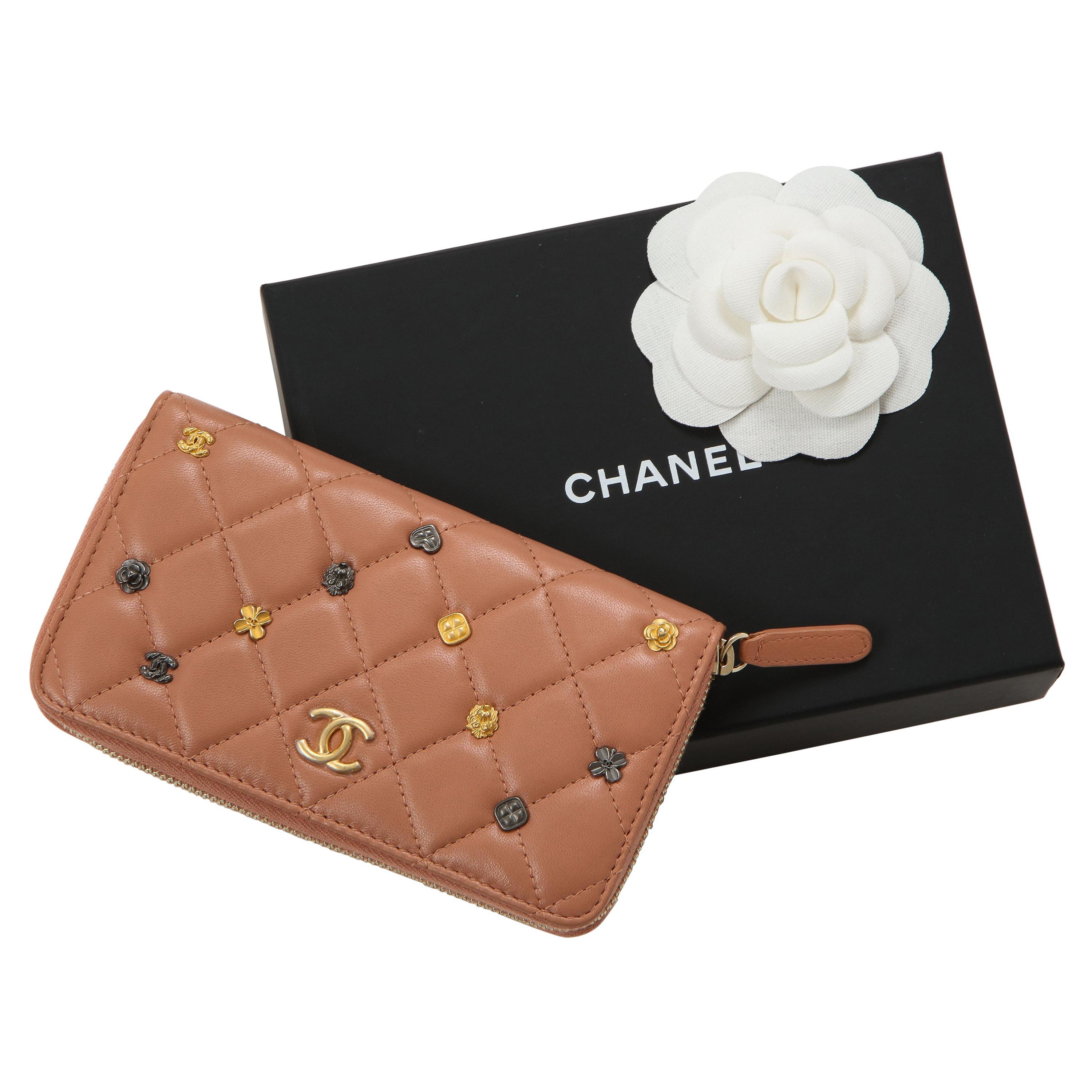 Chanel Portemonnaie aus gestepptem rosa Lammfell in Rosa im Angebot