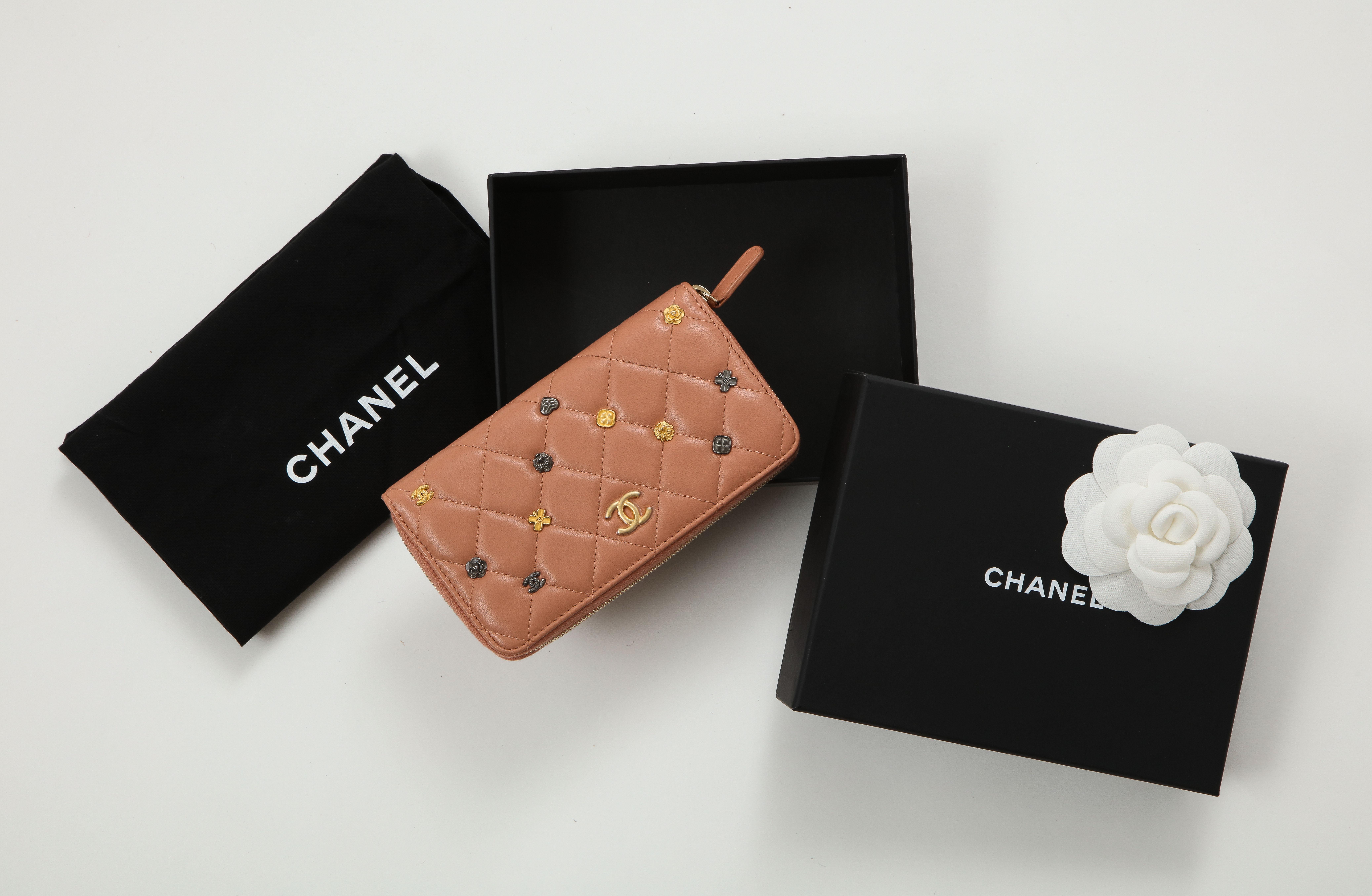 Portefeuille Chanel en cuir de vachette matelassé rose vif en vente 2
