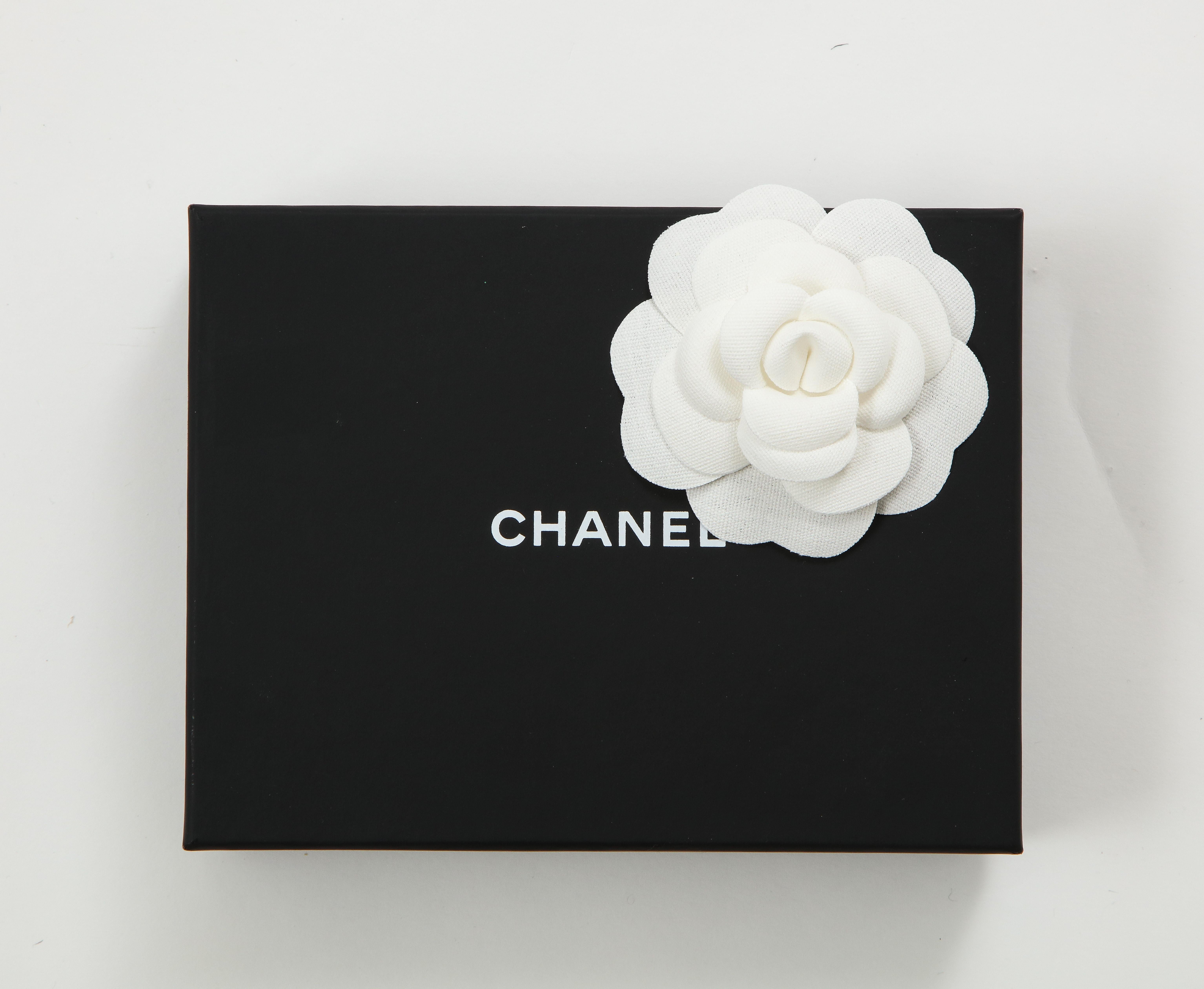 Portefeuille Chanel en cuir de vachette matelassé rose vif en vente 3