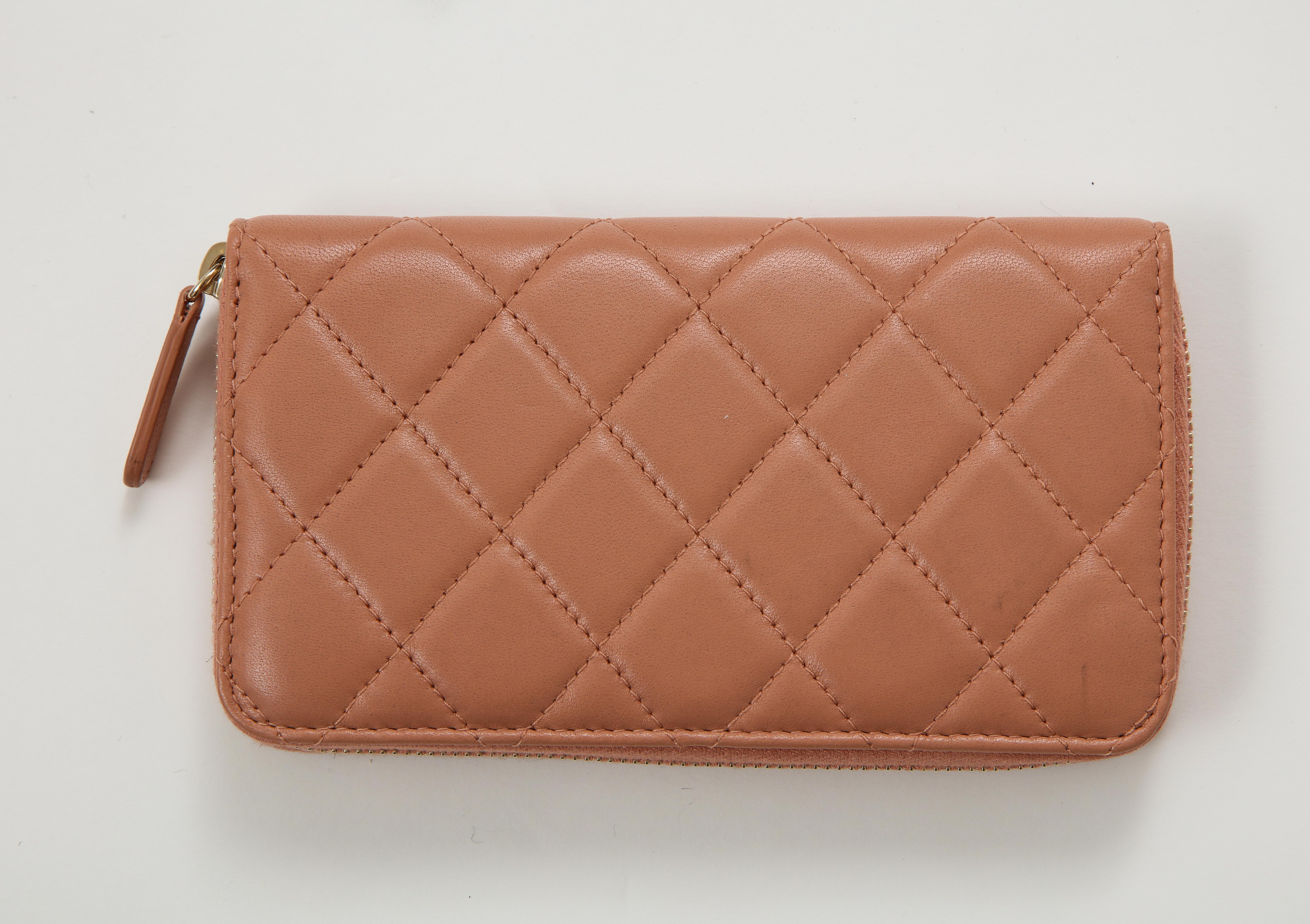 Chanel Portemonnaie aus gestepptem rosa Lammfell in Rosa (Moderne) im Angebot