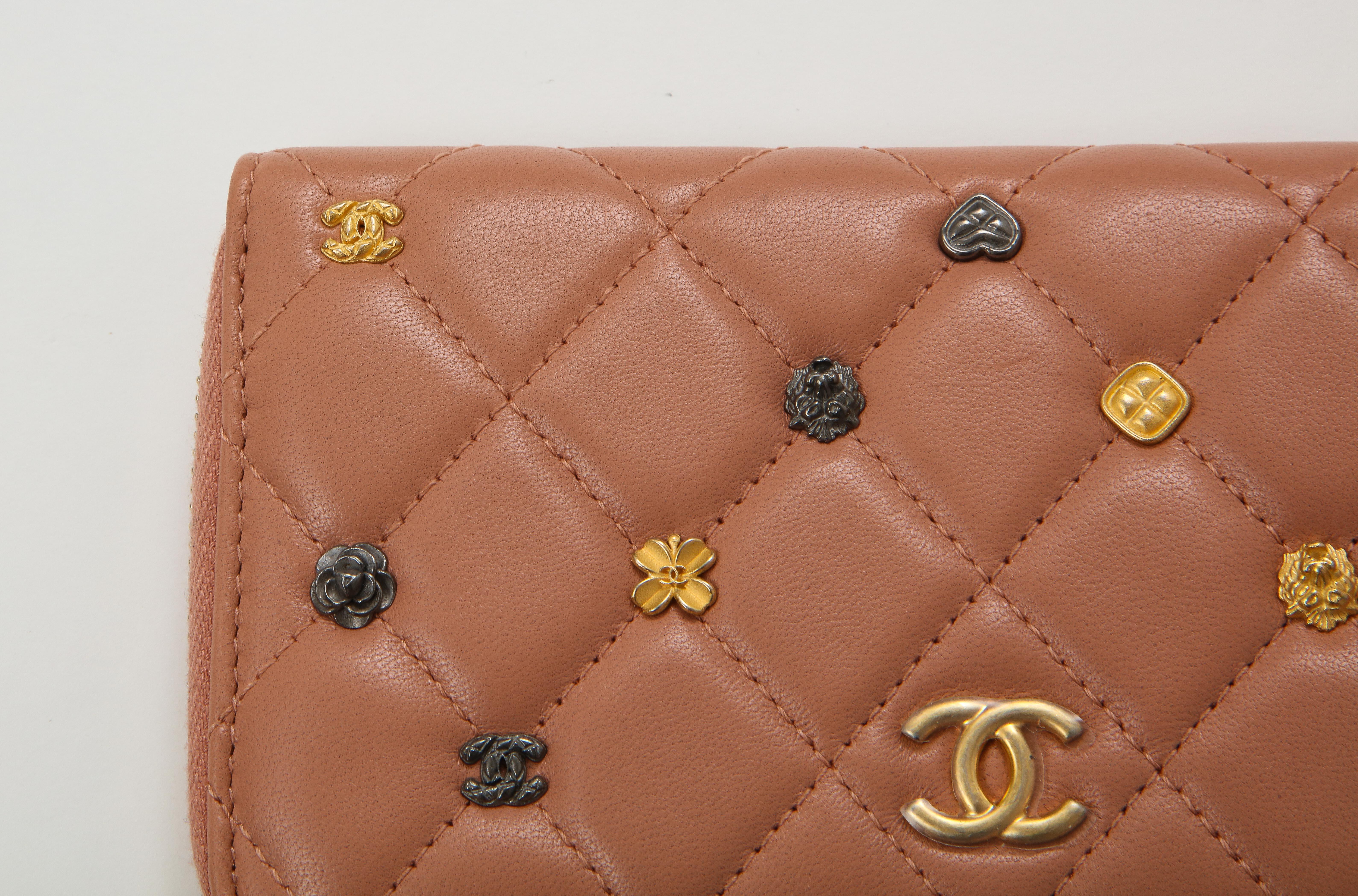Chanel Portemonnaie aus gestepptem rosa Lammfell in Rosa (Italienisch) im Angebot