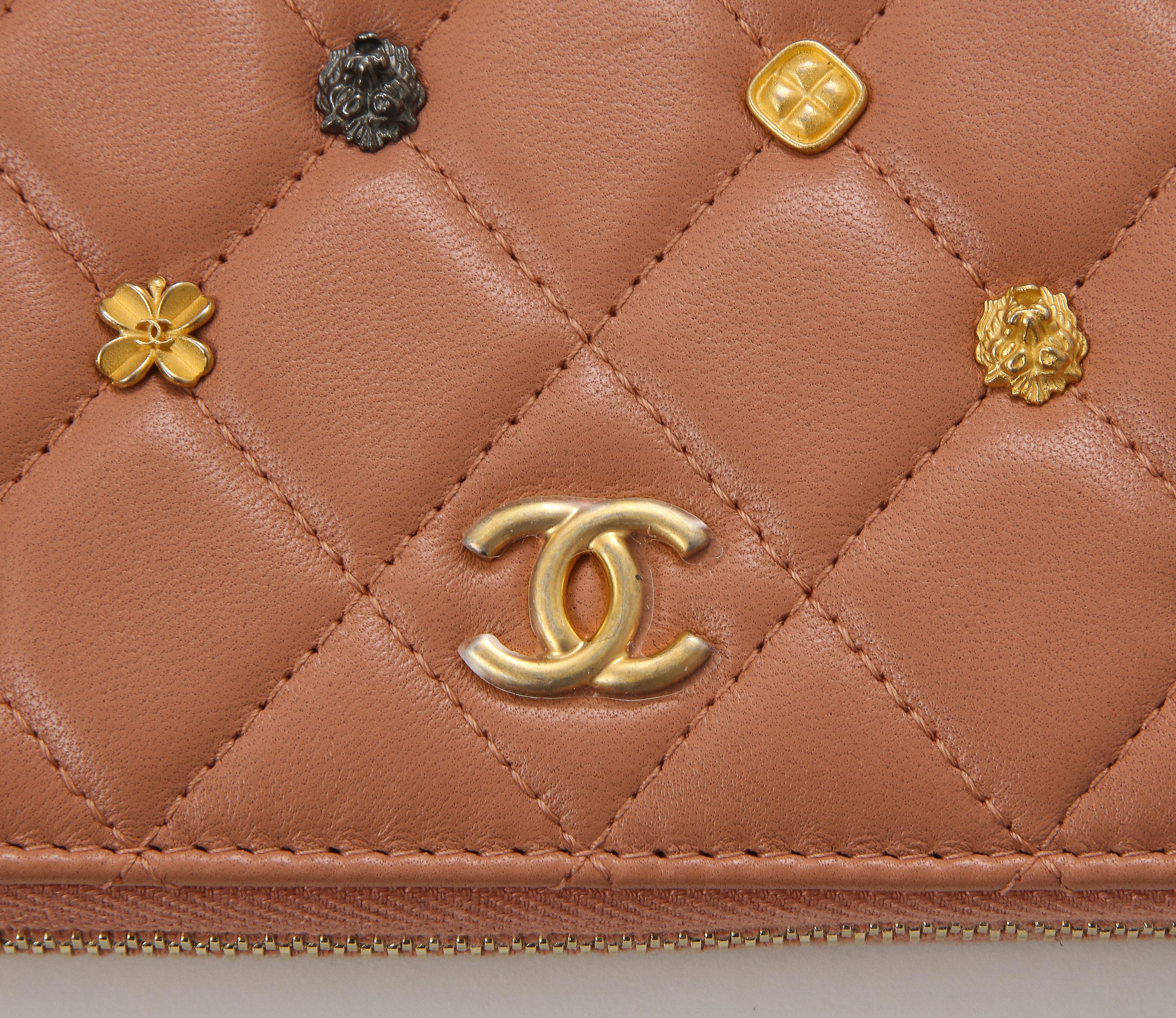 Chanel Portemonnaie aus gestepptem rosa Lammfell in Rosa (Abgesteppt) im Angebot