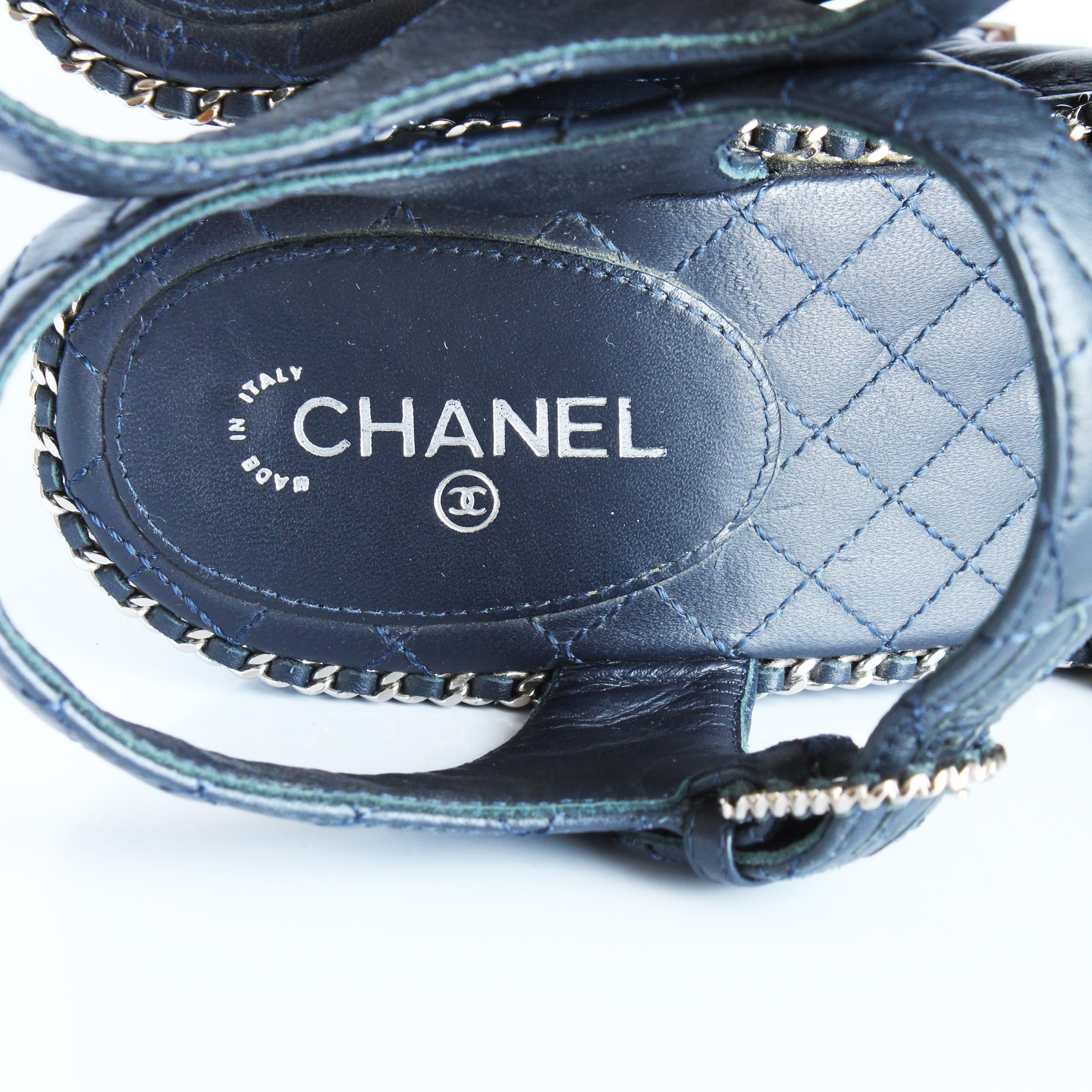 Chanel Gesteppte Kalbsleder Kette um Sandalen Plateau Heels Marine 2015 Sz 40,5 10