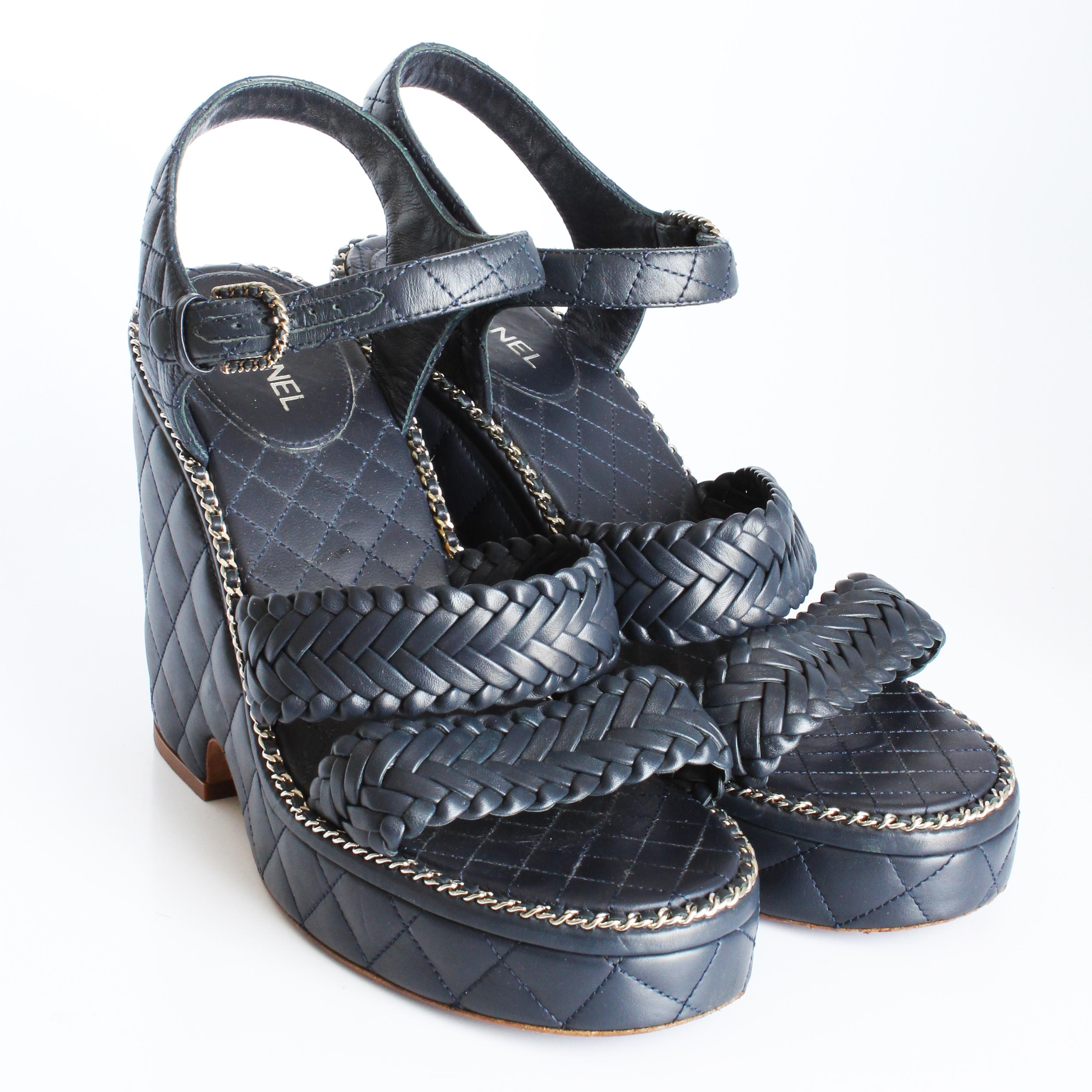 Chanel Quilted Calfskin Chain Around Sandals Platform Heels Navy 2015 Sz 40.5 In Good Condition For Sale In Port Saint Lucie, FL