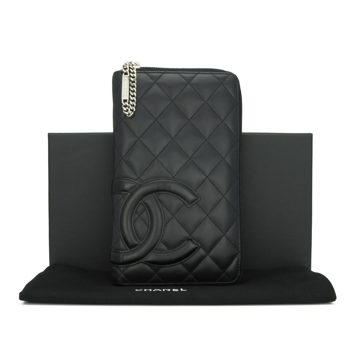 CHANEL Gestepptes Cambon Portemonnaie mit Reißverschluss in schwarzem Kalbsleder mit silberfarbener Hardware 2011.

Diese atemberaubende große Brieftasche mit Reißverschluss ist in gutem Zustand. Es hat immer noch seine ursprüngliche Form, und die
