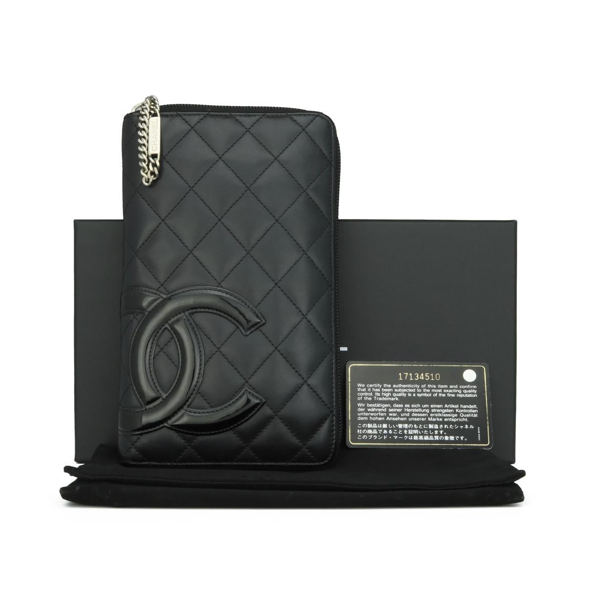 CHANEL Quilted Cambon Large Long Zipped Wallet Black Calfskin with Silver-Tone Hardware 2013.

Ce superbe grand portefeuille zippé est en bon état. Il conserve sa forme d'origine et le matériel est encore très brillant. C'est un portefeuille long