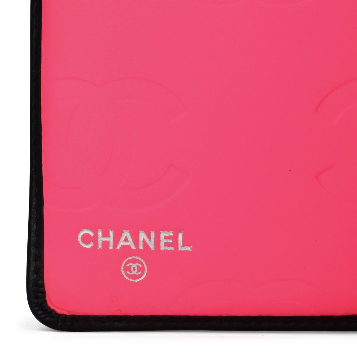 Chanel Gestepptes langes Portemonnaie aus schwarzem Kalbsleder mit silberner Klappe 2014 im Angebot 9