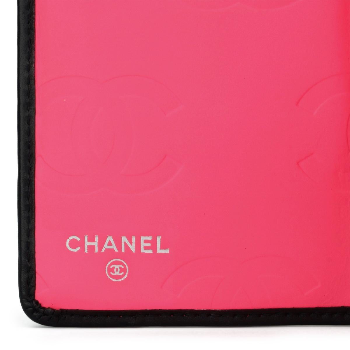 Chanel Gestepptes langes Portemonnaie aus schwarzem Kalbsleder mit silberner Klappe 2014 im Angebot 10