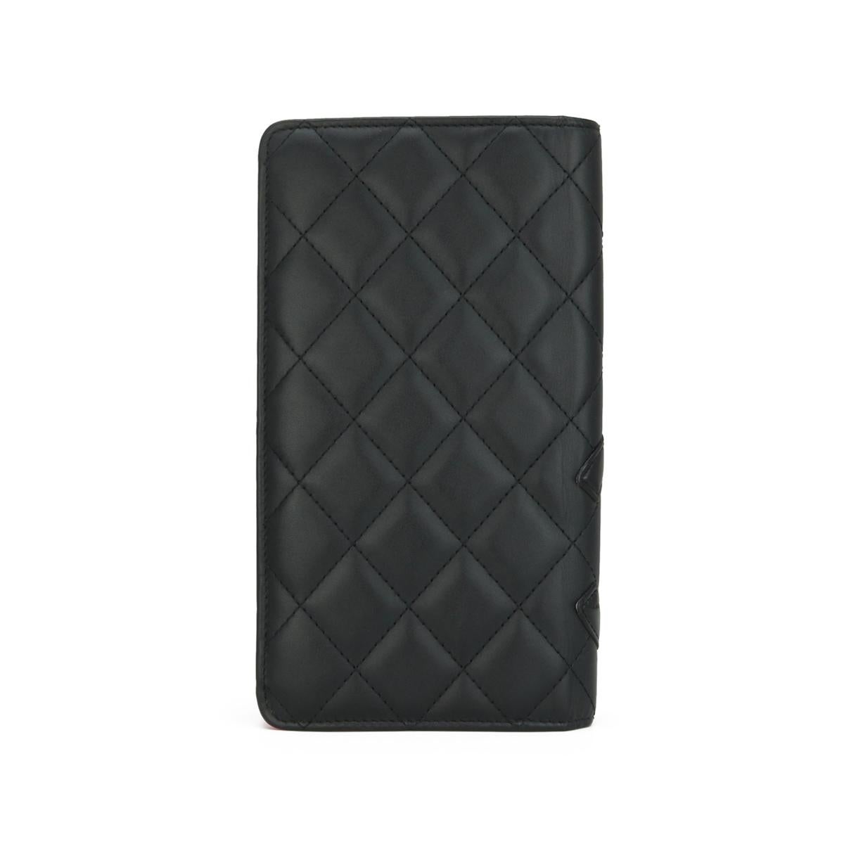 Chanel Gestepptes langes Portemonnaie aus schwarzem Kalbsleder mit silberner Klappe 2014 (Schwarz) im Angebot