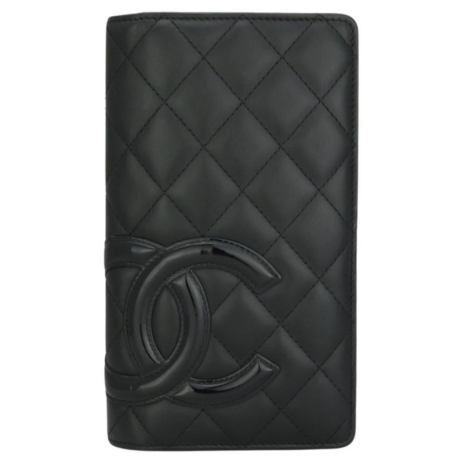 Chanel Gestepptes langes Portemonnaie aus schwarzem Kalbsleder mit silberner Klappe 2014 im Angebot