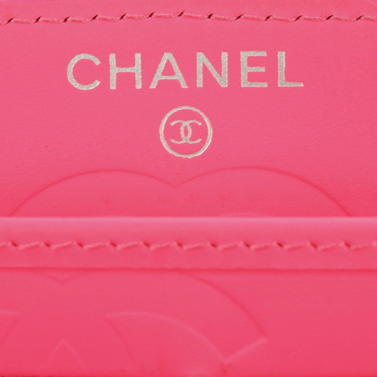 Chanel Gestepptes Portemonnaie mit langem Reißverschluss aus schwarzem Kalbsleder mit silberner Hardware 2014 im Angebot 10