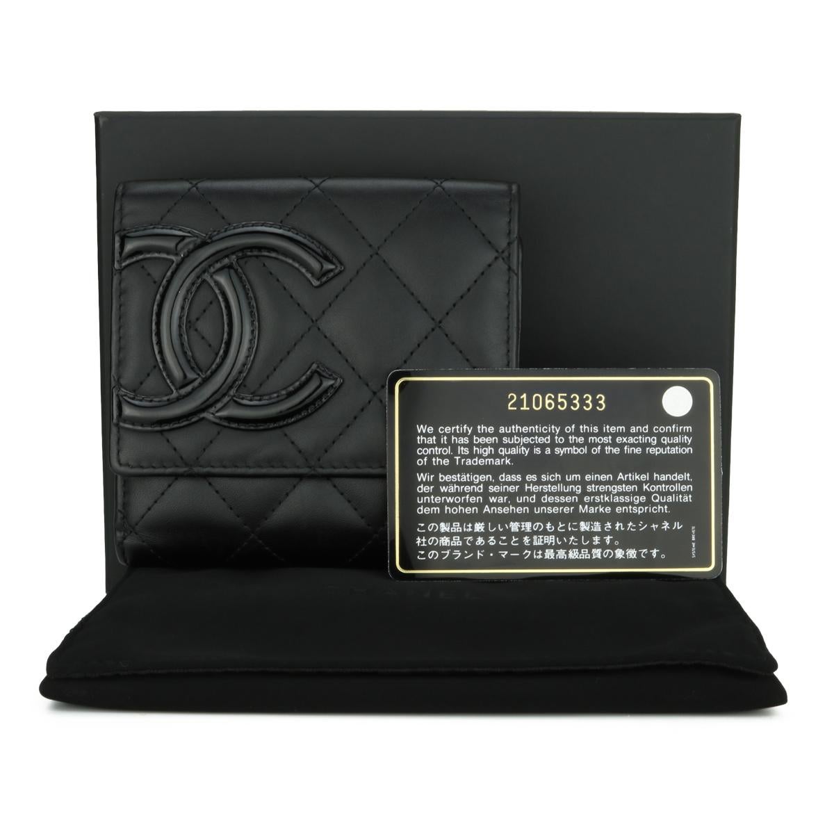 CHANEL Quilted Trifold Cambon Small Flap Wallet Black Calfskin Silver Hardware 2016.

Dieses atemberaubende Portemonnaie ist in sehr gutem Zustand, das Portemonnaie hat noch seine ursprüngliche Form, und die Hardware ist noch sehr glänzend.

-