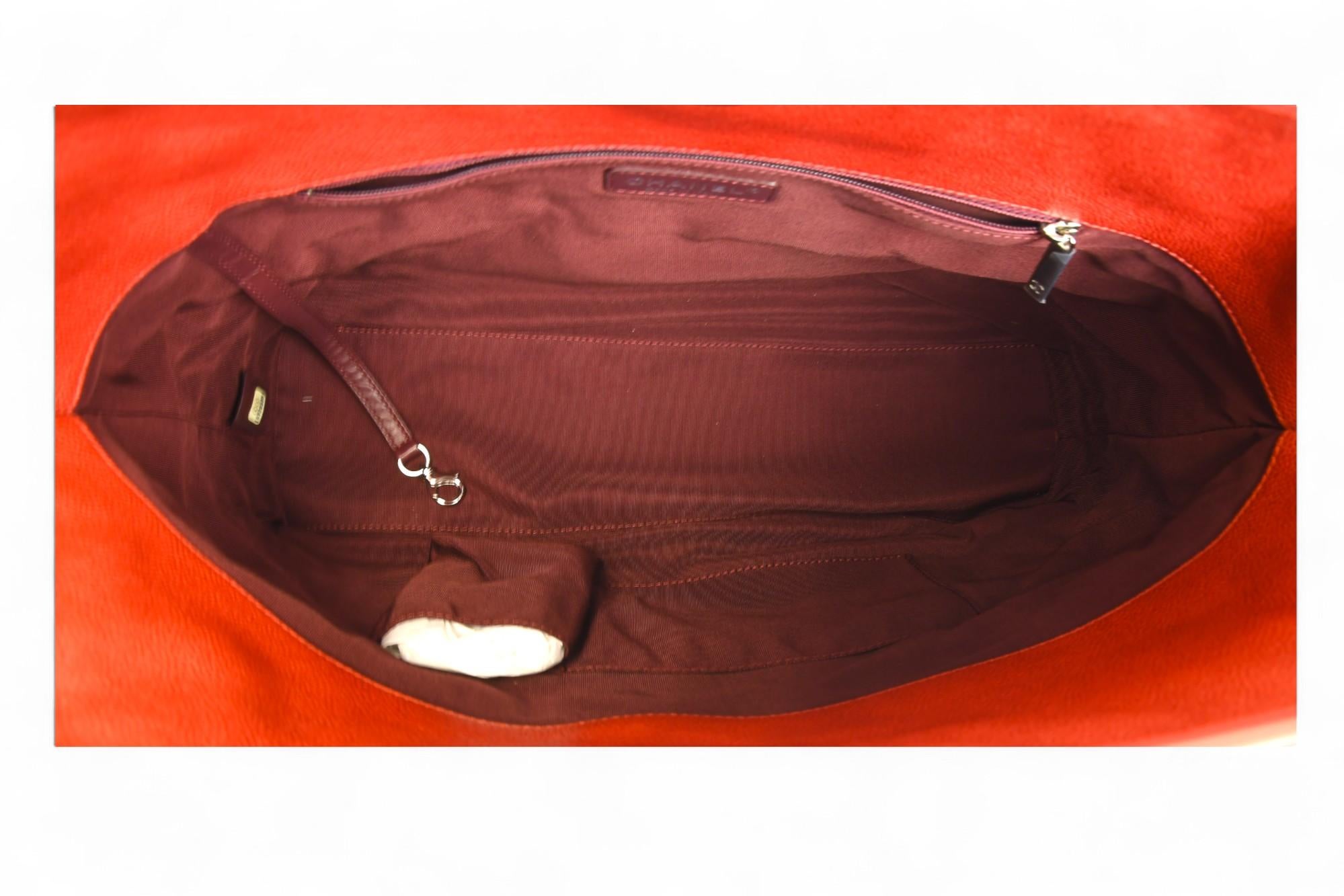 Chanel Bolso Hobo Caviar Acolchado  NWT Talla OS  Piel roja, logotipo CC plateado en venta 4