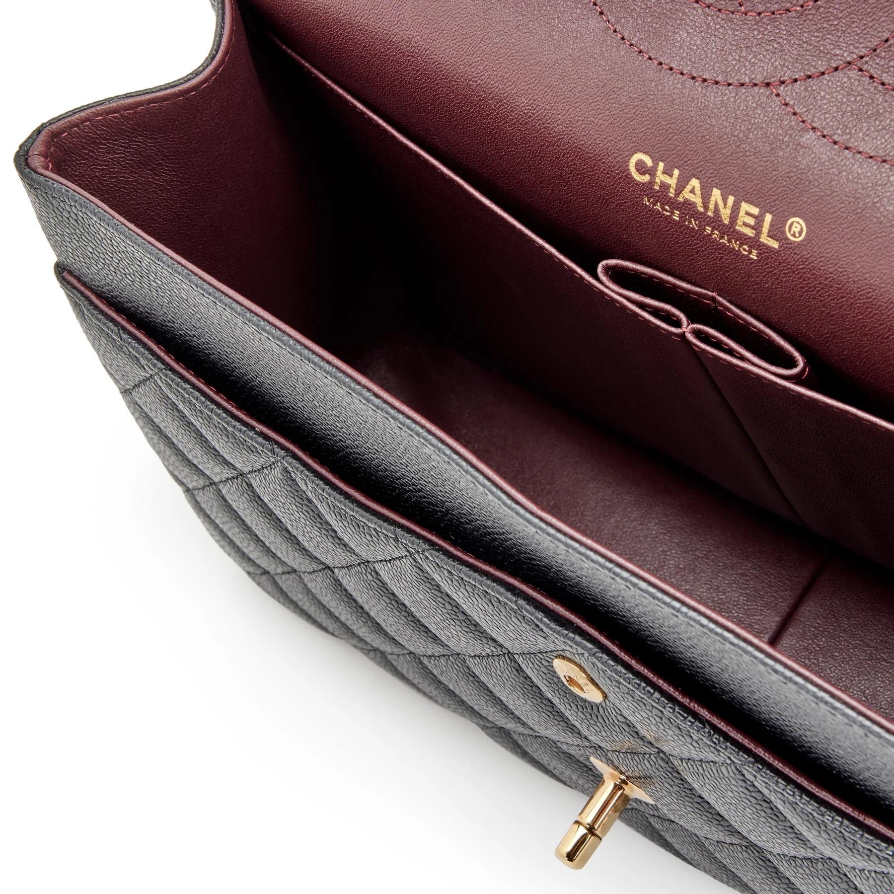 Chanel Quilted Caviar Jumbo Classic Double Flap Bag Gold Hardware 2022 Pour femmes en vente