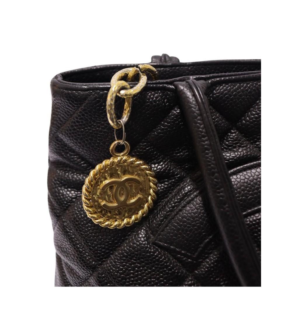 Chanel Quilted Caviar Leather 2002/2003 Medallion Tote In Good Condition For Sale In Amman, JO