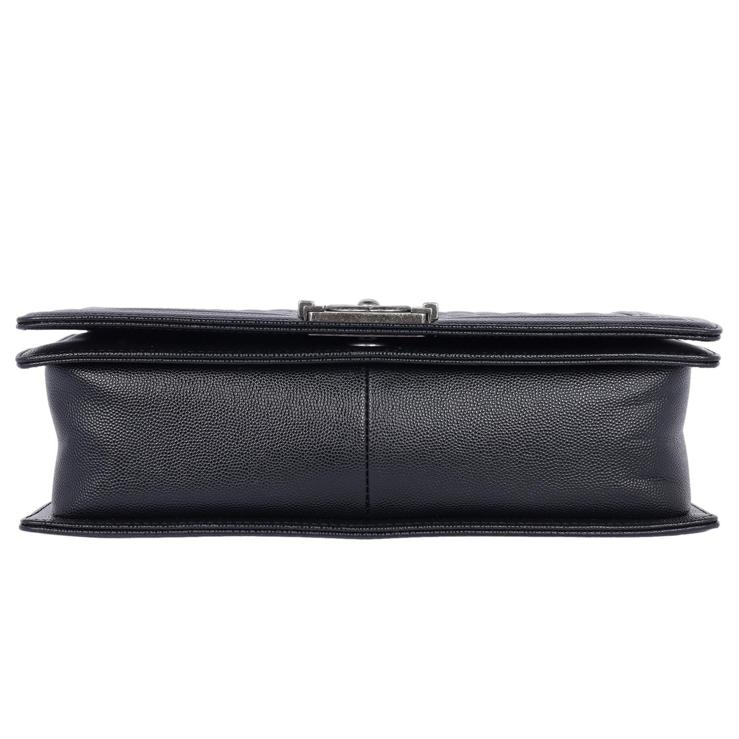 Chanel Bolso Crossbody Boy de Piel de Caviar Acolchada Grande Negro en venta 6