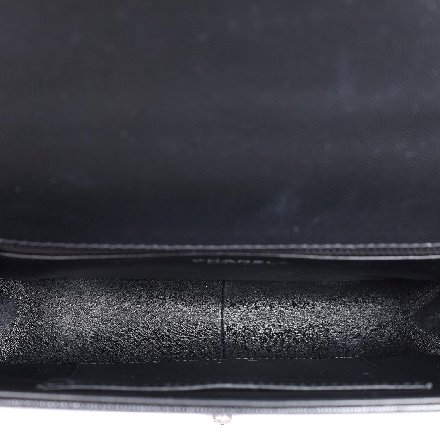 Chanel Bolso Crossbody Boy de Piel de Caviar Acolchada Grande Negro en venta 7