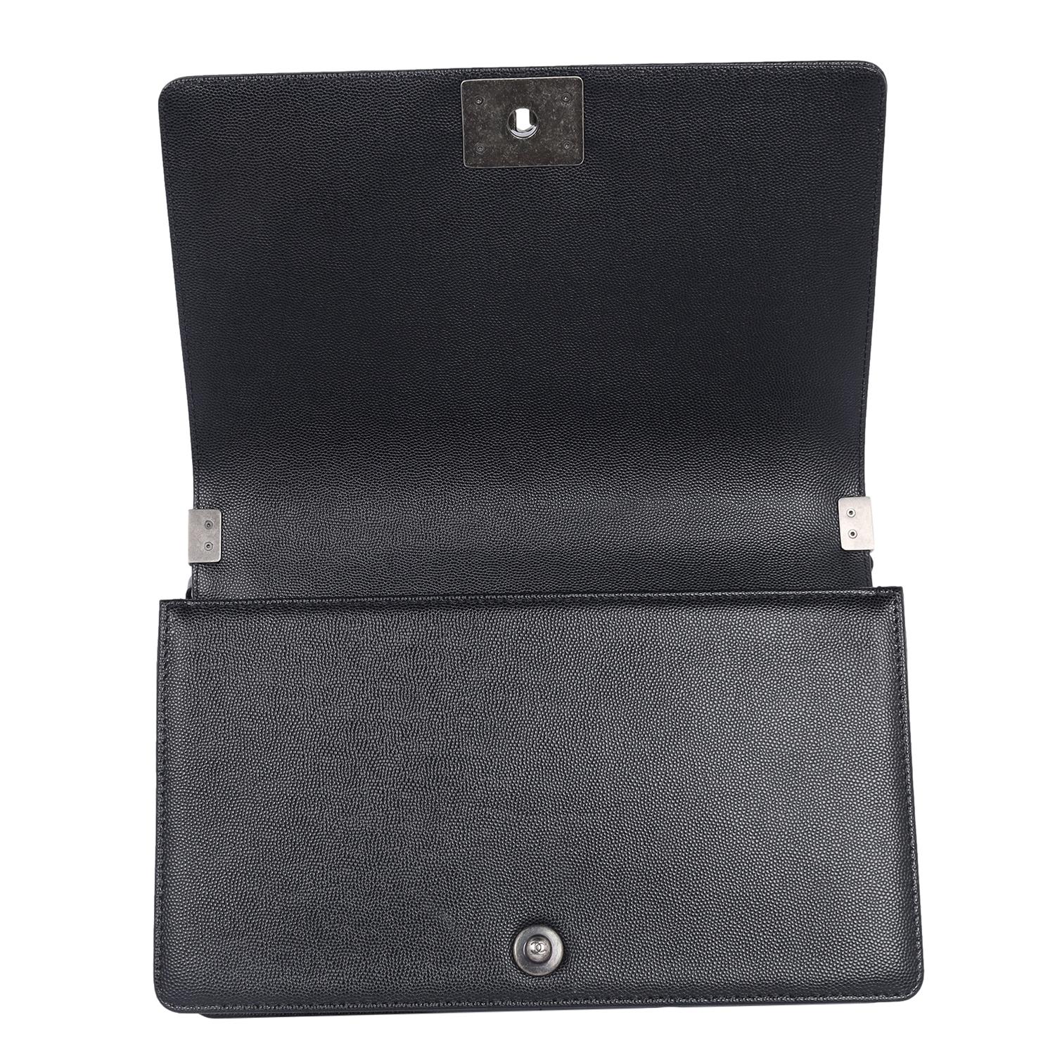 Chanel Bolso Crossbody Boy de Piel de Caviar Acolchada Grande Negro en venta 9