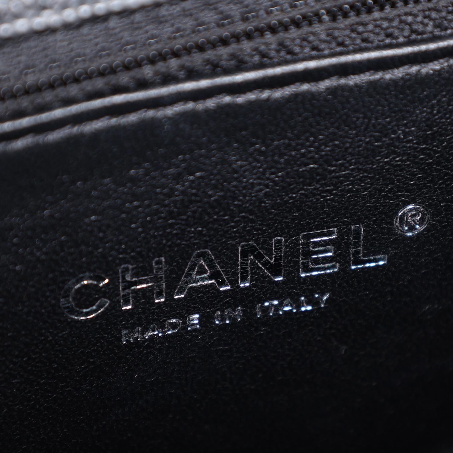 Chanel Bolso Crossbody Boy de Piel de Caviar Acolchada Grande Negro en venta 10