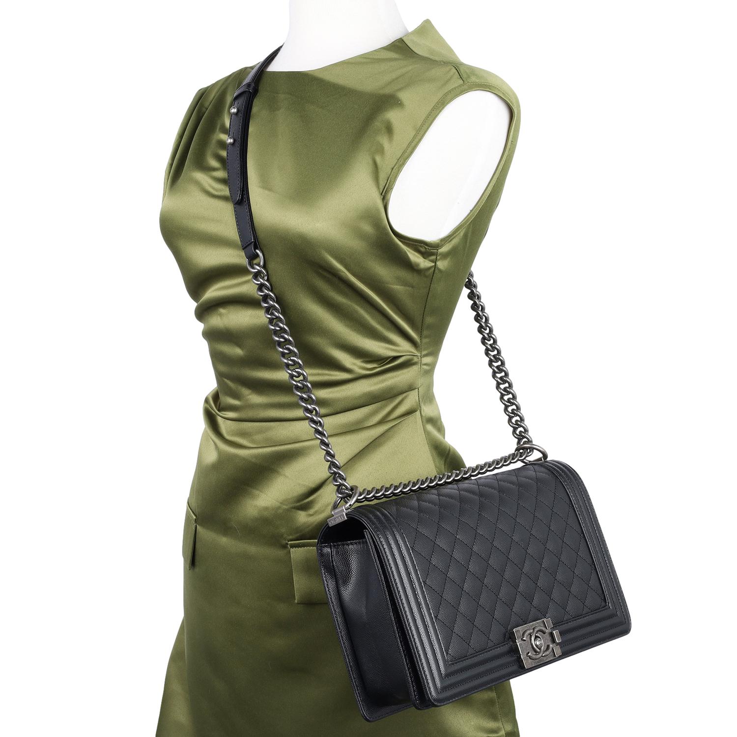 Chanel auténtico Bolso Boy de Piel de Caviar Acolchada Negra - Bolso Crossbody de Lujo

El Bolso Boy de Piel de Caviar Acolchada Negra de Chanel es una pieza icónica que combina la elegancia atemporal con la sofisticación moderna. Fabricado en